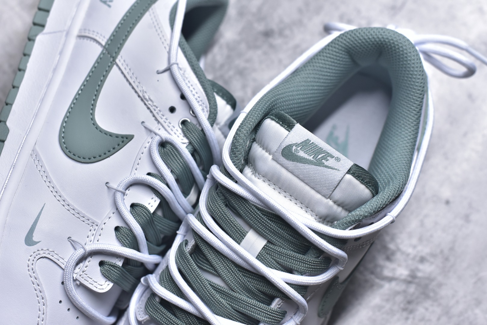 图片[9]-#Nike Dunk Low 雾绿 当伦敦的雾绿漫入街头，以纯净白色为画布，Swoosh、鞋带与鞋底缀入低饱和度的伦敦雾绿，如薄雾萦绕鞋身，自带山间晨雾般的清新高级感。鞋侧“Victory”字样低调点缀，为简约设计注入一丝竞技精神。上脚即破圈，模糊常规与个性的边界，不刻意抢镜，却总在迈步时成为视觉重心。 货号： WG0528-102 尺码： 40 40.5 41 42 42.5 43 44 44.5 45 46-选品中心