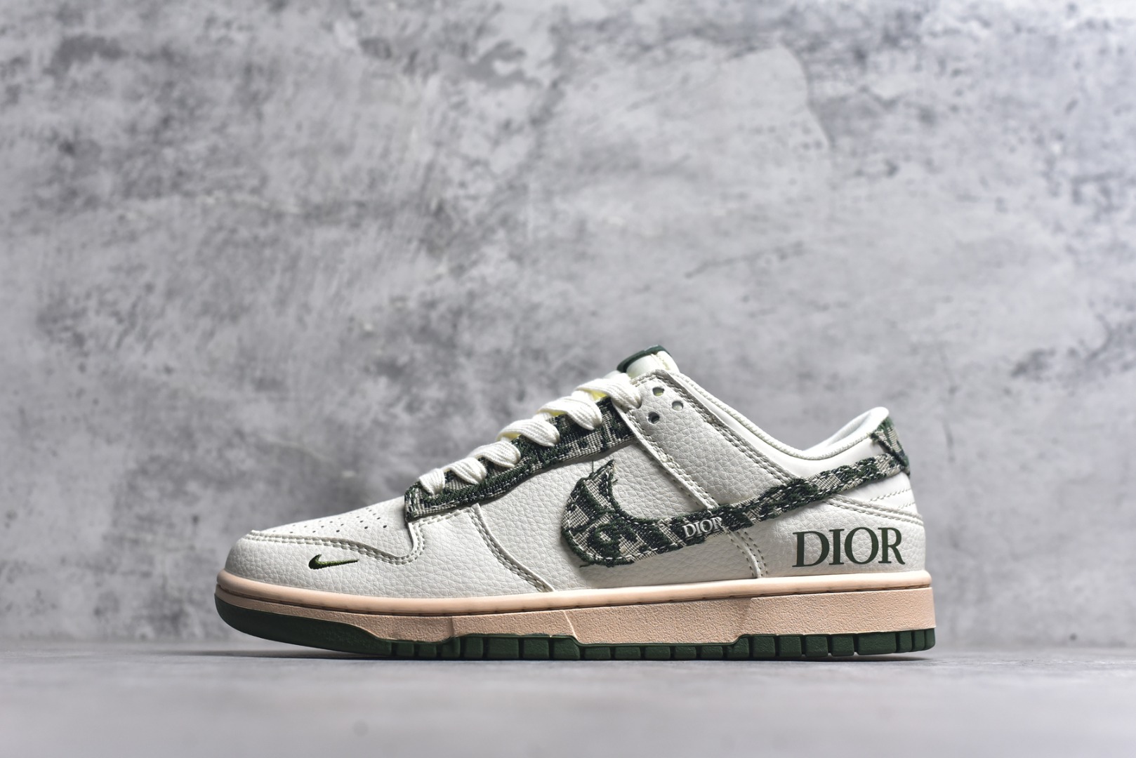 #Nike SB Dunk Low Dior联名 迷彩绿勾 周年高端定制 低帮休闲板鞋 FC1688-226 #定制鞋盒 大厂纯原品质出货 超高清洁度 皮料切割干净无任何毛边 细节完美 尺码：36 36.5 37.5 38 38.5 39 40 40.5 41 42 42.5 43 44 44.5 45 9.E5-选品中心