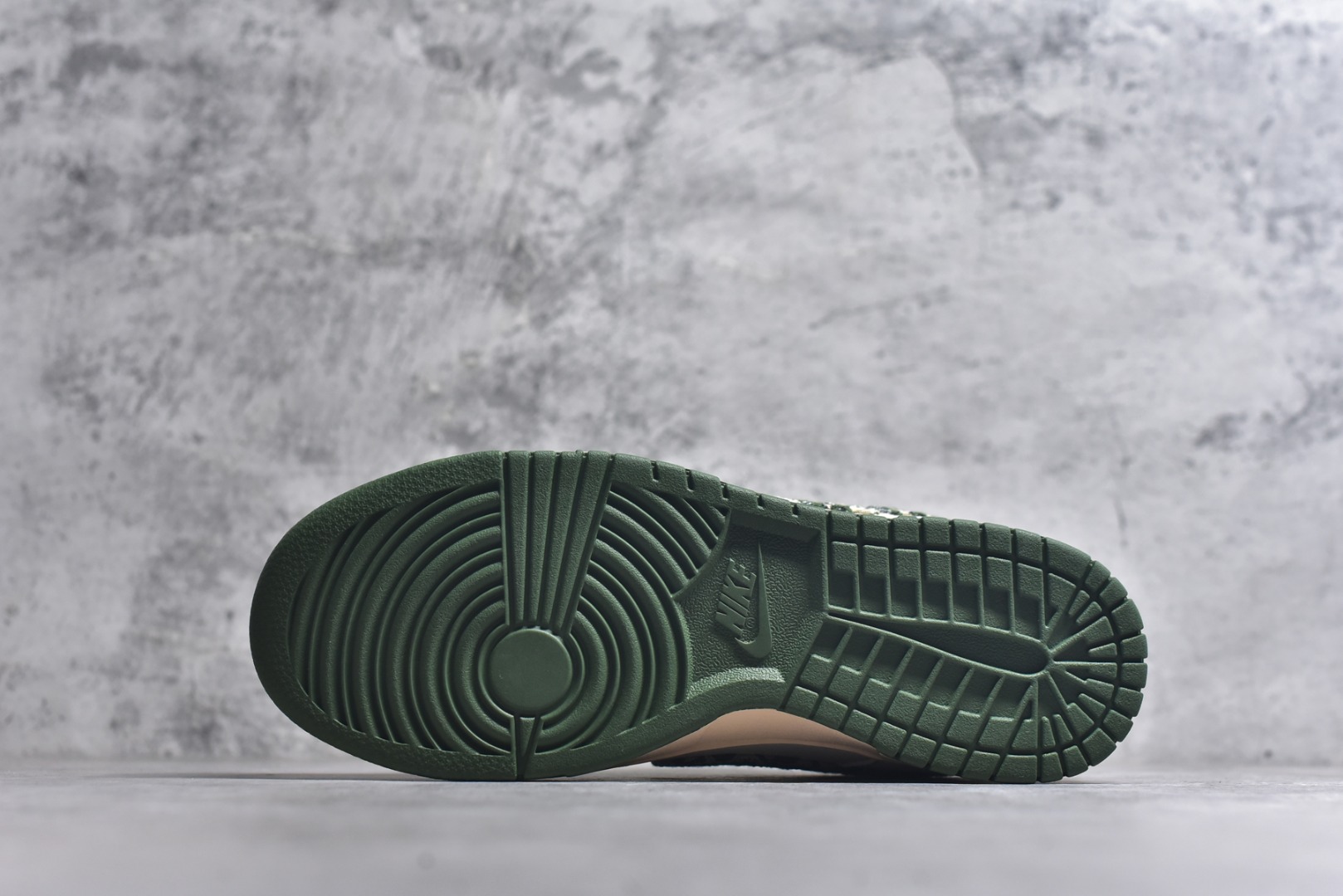 图片[6]-#Nike SB Dunk Low Dior联名 迷彩绿勾 周年高端定制 低帮休闲板鞋 FC1688-226 #定制鞋盒 大厂纯原品质出货 超高清洁度 皮料切割干净无任何毛边 细节完美 尺码：36 36.5 37.5 38 38.5 39 40 40.5 41 42 42.5 43 44 44.5 45 9.E5-选品中心