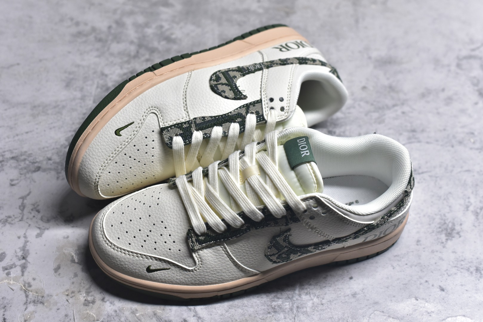 图片[7]-#Nike SB Dunk Low Dior联名 迷彩绿勾 周年高端定制 低帮休闲板鞋 FC1688-226 #定制鞋盒 大厂纯原品质出货 超高清洁度 皮料切割干净无任何毛边 细节完美 尺码：36 36.5 37.5 38 38.5 39 40 40.5 41 42 42.5 43 44 44.5 45 9.E5-选品中心