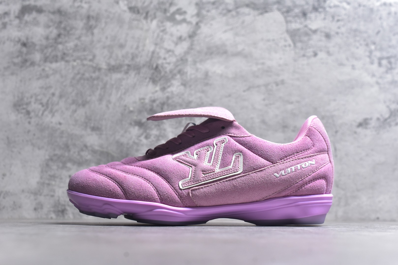 #Lw22 2025 LV Footprint 情侣同款球鞋 MAX独家版本 市面最新版本 佛山高端品质 第一时间订入zp开发每个拼色的材质都是原版独家定制,与正品一致 做到对版对色大底开模高弹力环保发泡底 模具费都高达几十万 原版头层皮鞋面 压花都是按正品一比一打造开发 不偷半点料 不掺半点假 细节原版一致 可对比 全包套原版包装配件 最新包装大礼盒!! 目前市面一梯队级别 市场太杂请注意混卖版本 可区别材料 版型 质感 包装配件 一切肉眼可见的细节 法国巴黎百年奢侈品牌LV路易威登Louis Vuitton 尺码：35 36 37 38 39 40 41 42 43 44 45-选品中心