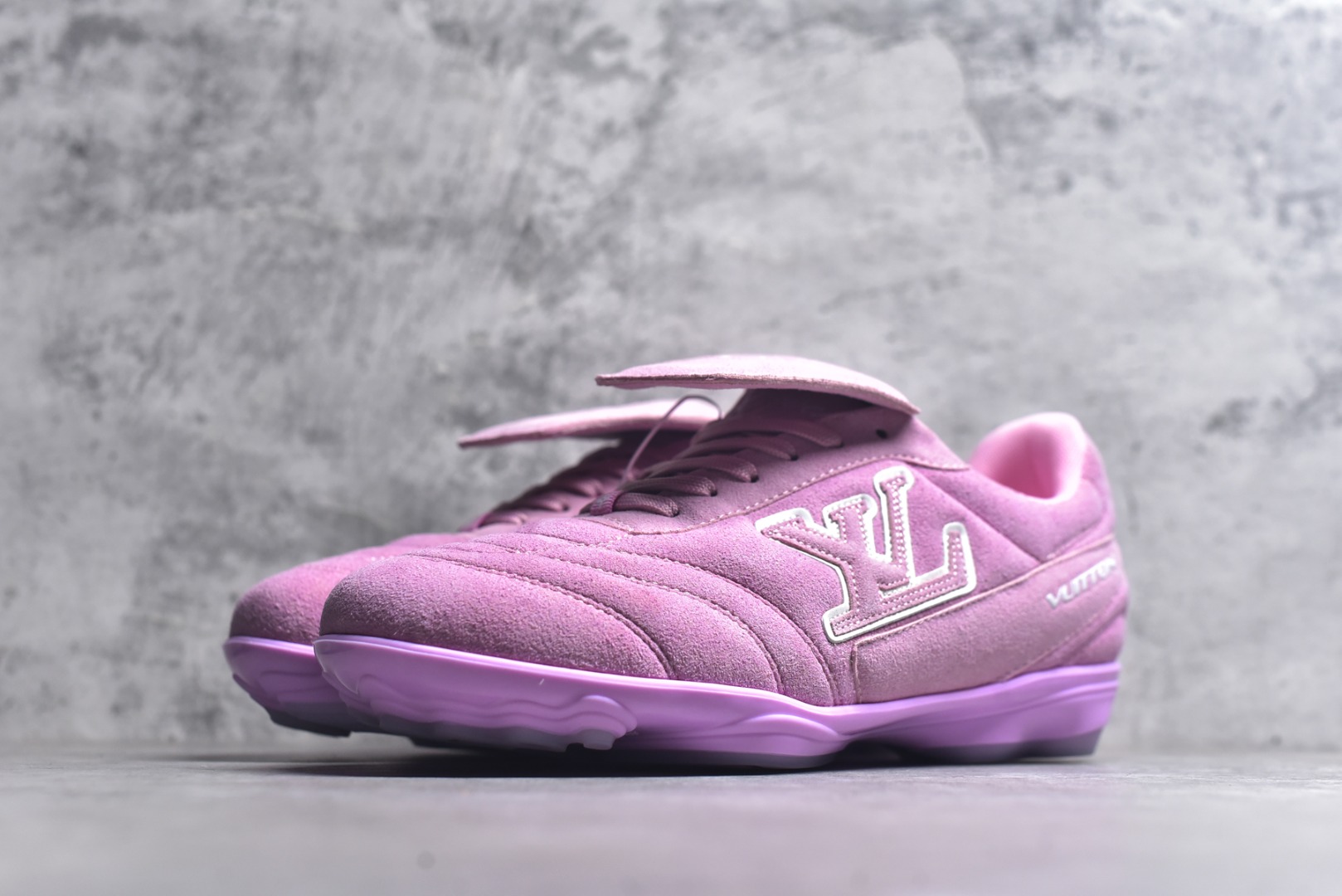 图片[2]-#Lw22 2025 LV Footprint 情侣同款球鞋 MAX独家版本 市面最新版本 佛山高端品质 第一时间订入zp开发每个拼色的材质都是原版独家定制,与正品一致 做到对版对色大底开模高弹力环保发泡底 模具费都高达几十万 原版头层皮鞋面 压花都是按正品一比一打造开发 不偷半点料 不掺半点假 细节原版一致 可对比 全包套原版包装配件 最新包装大礼盒!! 目前市面一梯队级别 市场太杂请注意混卖版本 可区别材料 版型 质感 包装配件 一切肉眼可见的细节 法国巴黎百年奢侈品牌LV路易威登Louis Vuitton 尺码：35 36 37 38 39 40 41 42 43 44 45-选品中心