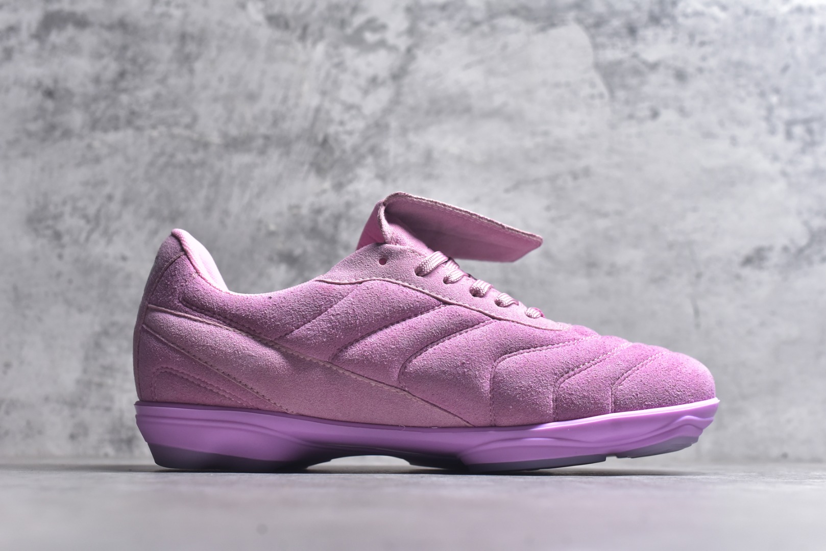 图片[3]-#Lw22 2025 LV Footprint 情侣同款球鞋 MAX独家版本 市面最新版本 佛山高端品质 第一时间订入zp开发每个拼色的材质都是原版独家定制,与正品一致 做到对版对色大底开模高弹力环保发泡底 模具费都高达几十万 原版头层皮鞋面 压花都是按正品一比一打造开发 不偷半点料 不掺半点假 细节原版一致 可对比 全包套原版包装配件 最新包装大礼盒!! 目前市面一梯队级别 市场太杂请注意混卖版本 可区别材料 版型 质感 包装配件 一切肉眼可见的细节 法国巴黎百年奢侈品牌LV路易威登Louis Vuitton 尺码：35 36 37 38 39 40 41 42 43 44 45-选品中心