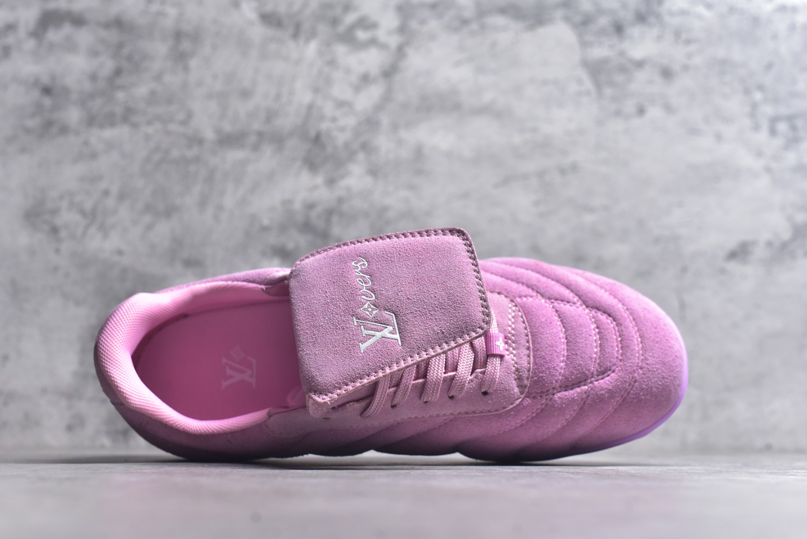 图片[4]-#Lw22 2025 LV Footprint 情侣同款球鞋 MAX独家版本 市面最新版本 佛山高端品质 第一时间订入zp开发每个拼色的材质都是原版独家定制,与正品一致 做到对版对色大底开模高弹力环保发泡底 模具费都高达几十万 原版头层皮鞋面 压花都是按正品一比一打造开发 不偷半点料 不掺半点假 细节原版一致 可对比 全包套原版包装配件 最新包装大礼盒!! 目前市面一梯队级别 市场太杂请注意混卖版本 可区别材料 版型 质感 包装配件 一切肉眼可见的细节 法国巴黎百年奢侈品牌LV路易威登Louis Vuitton 尺码：35 36 37 38 39 40 41 42 43 44 45-选品中心