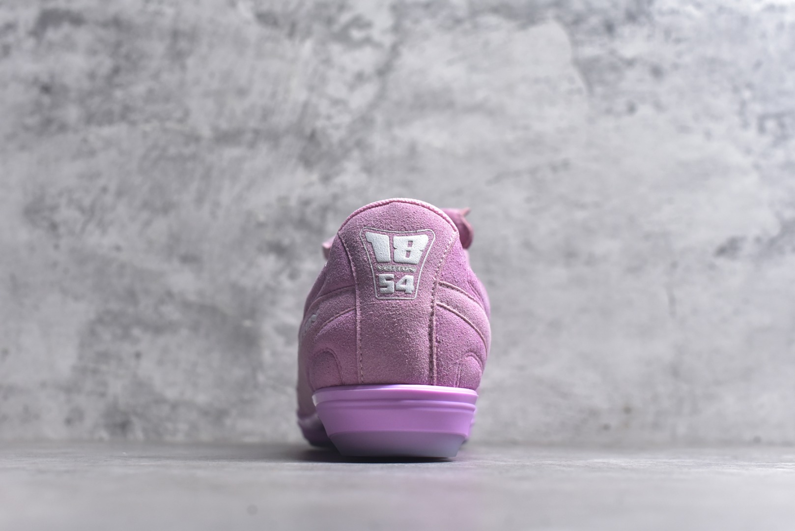 图片[5]-#Lw22 2025 LV Footprint 情侣同款球鞋 MAX独家版本 市面最新版本 佛山高端品质 第一时间订入zp开发每个拼色的材质都是原版独家定制,与正品一致 做到对版对色大底开模高弹力环保发泡底 模具费都高达几十万 原版头层皮鞋面 压花都是按正品一比一打造开发 不偷半点料 不掺半点假 细节原版一致 可对比 全包套原版包装配件 最新包装大礼盒!! 目前市面一梯队级别 市场太杂请注意混卖版本 可区别材料 版型 质感 包装配件 一切肉眼可见的细节 法国巴黎百年奢侈品牌LV路易威登Louis Vuitton 尺码：35 36 37 38 39 40 41 42 43 44 45-选品中心