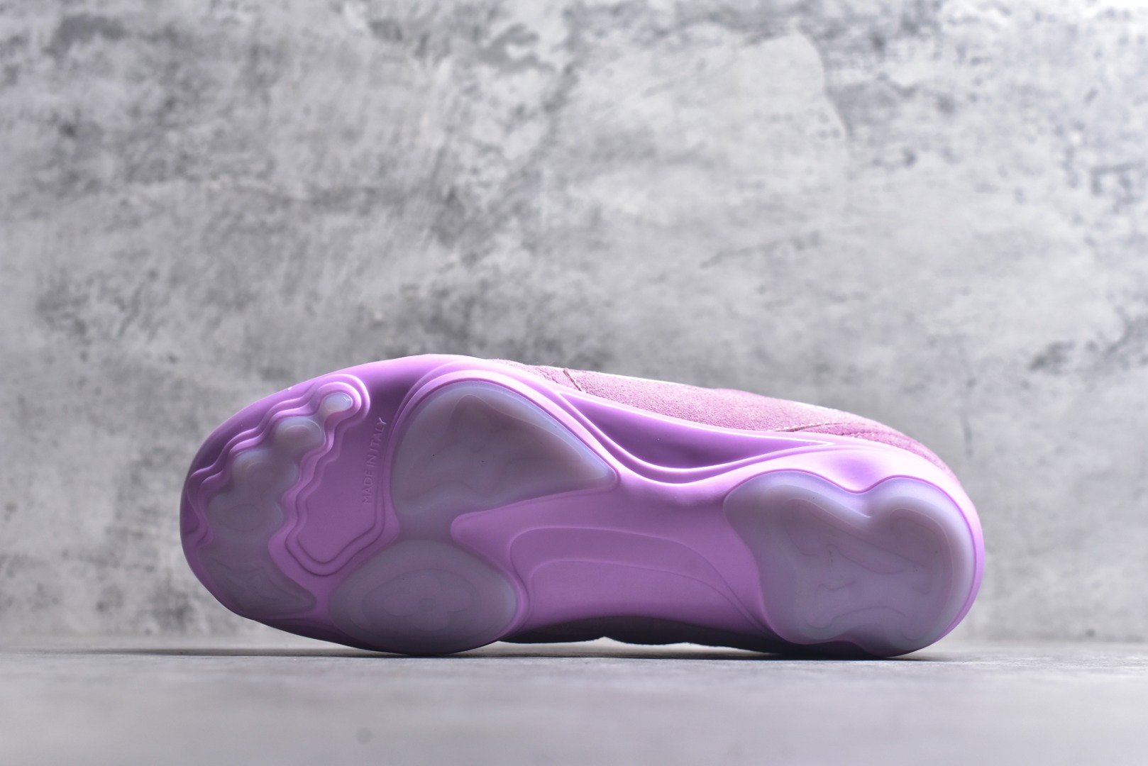 图片[6]-#Lw22 2025 LV Footprint 情侣同款球鞋 MAX独家版本 市面最新版本 佛山高端品质 第一时间订入zp开发每个拼色的材质都是原版独家定制,与正品一致 做到对版对色大底开模高弹力环保发泡底 模具费都高达几十万 原版头层皮鞋面 压花都是按正品一比一打造开发 不偷半点料 不掺半点假 细节原版一致 可对比 全包套原版包装配件 最新包装大礼盒!! 目前市面一梯队级别 市场太杂请注意混卖版本 可区别材料 版型 质感 包装配件 一切肉眼可见的细节 法国巴黎百年奢侈品牌LV路易威登Louis Vuitton 尺码：35 36 37 38 39 40 41 42 43 44 45-选品中心