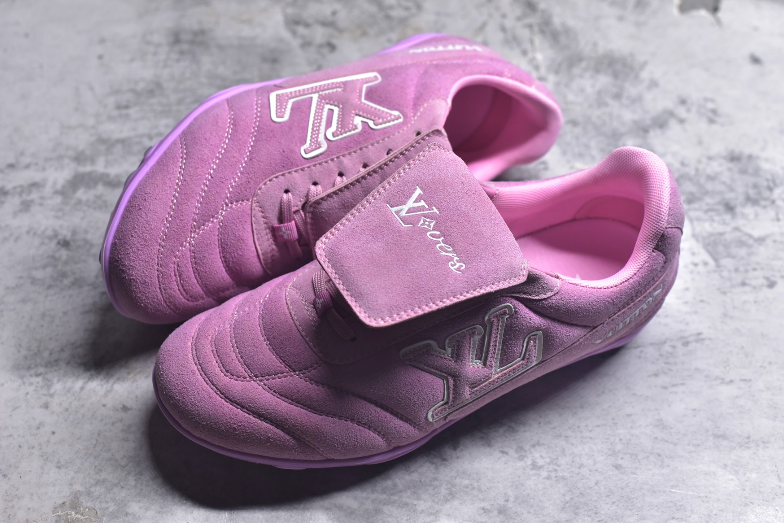 图片[7]-#Lw22 2025 LV Footprint 情侣同款球鞋 MAX独家版本 市面最新版本 佛山高端品质 第一时间订入zp开发每个拼色的材质都是原版独家定制,与正品一致 做到对版对色大底开模高弹力环保发泡底 模具费都高达几十万 原版头层皮鞋面 压花都是按正品一比一打造开发 不偷半点料 不掺半点假 细节原版一致 可对比 全包套原版包装配件 最新包装大礼盒!! 目前市面一梯队级别 市场太杂请注意混卖版本 可区别材料 版型 质感 包装配件 一切肉眼可见的细节 法国巴黎百年奢侈品牌LV路易威登Louis Vuitton 尺码：35 36 37 38 39 40 41 42 43 44 45-选品中心