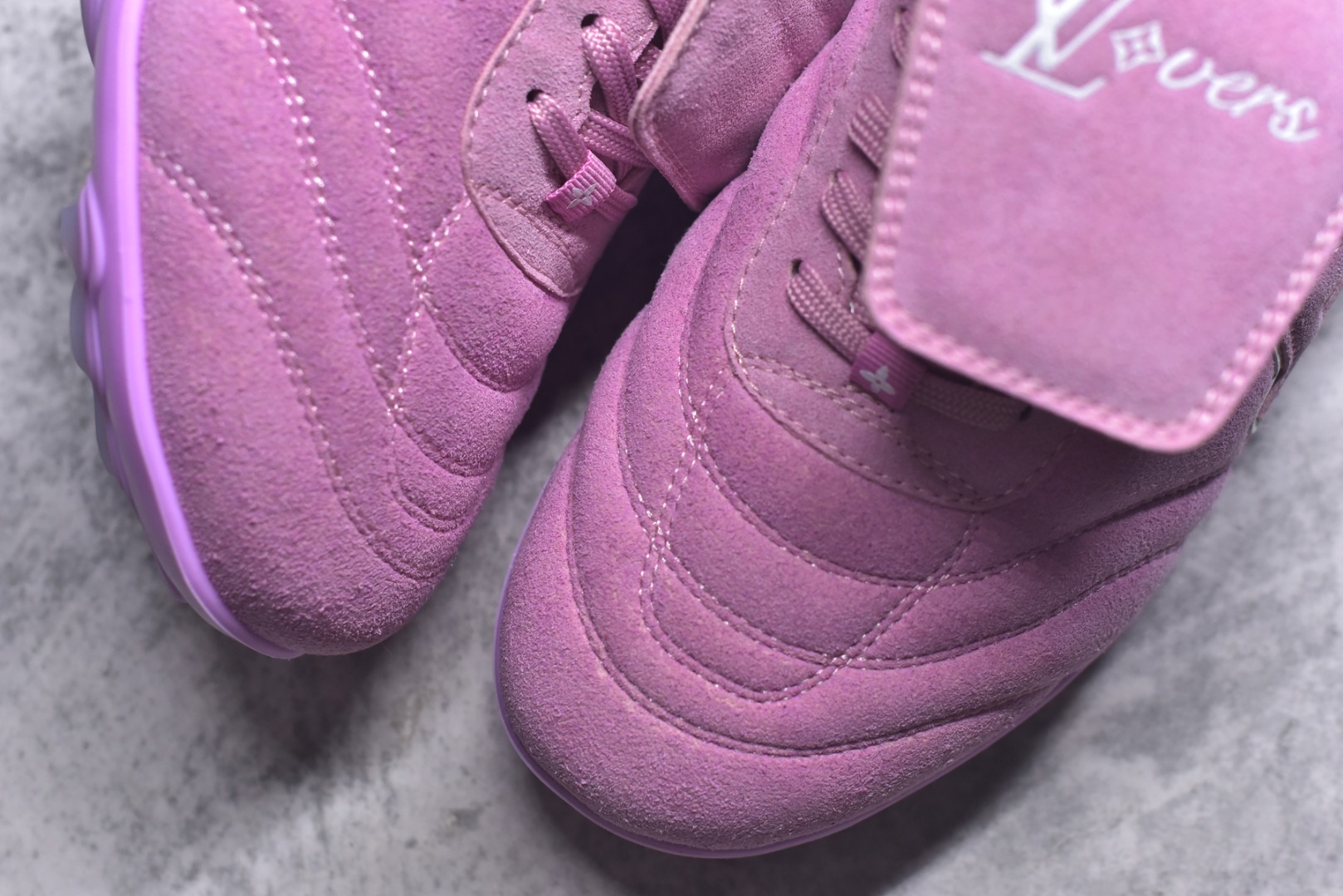 图片[8]-#Lw22 2025 LV Footprint 情侣同款球鞋 MAX独家版本 市面最新版本 佛山高端品质 第一时间订入zp开发每个拼色的材质都是原版独家定制,与正品一致 做到对版对色大底开模高弹力环保发泡底 模具费都高达几十万 原版头层皮鞋面 压花都是按正品一比一打造开发 不偷半点料 不掺半点假 细节原版一致 可对比 全包套原版包装配件 最新包装大礼盒!! 目前市面一梯队级别 市场太杂请注意混卖版本 可区别材料 版型 质感 包装配件 一切肉眼可见的细节 法国巴黎百年奢侈品牌LV路易威登Louis Vuitton 尺码：35 36 37 38 39 40 41 42 43 44 45-选品中心