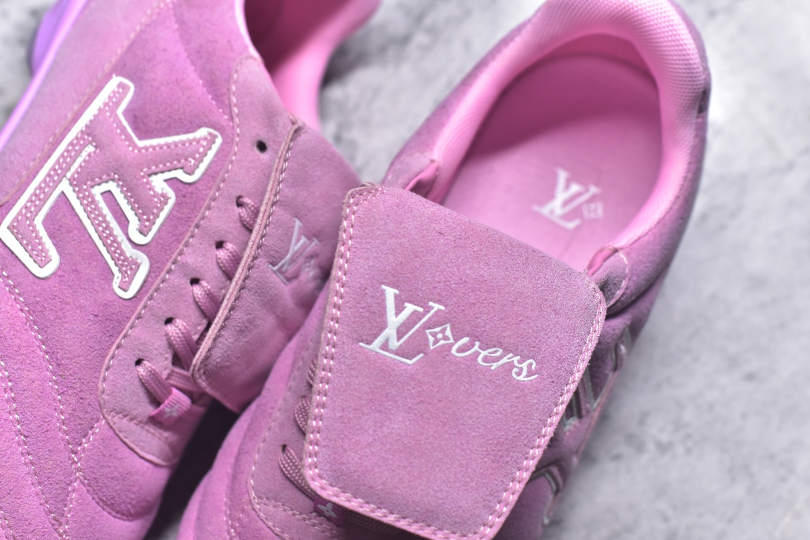 图片[9]-#Lw22 2025 LV Footprint 情侣同款球鞋 MAX独家版本 市面最新版本 佛山高端品质 第一时间订入zp开发每个拼色的材质都是原版独家定制,与正品一致 做到对版对色大底开模高弹力环保发泡底 模具费都高达几十万 原版头层皮鞋面 压花都是按正品一比一打造开发 不偷半点料 不掺半点假 细节原版一致 可对比 全包套原版包装配件 最新包装大礼盒!! 目前市面一梯队级别 市场太杂请注意混卖版本 可区别材料 版型 质感 包装配件 一切肉眼可见的细节 法国巴黎百年奢侈品牌LV路易威登Louis Vuitton 尺码：35 36 37 38 39 40 41 42 43 44 45-选品中心