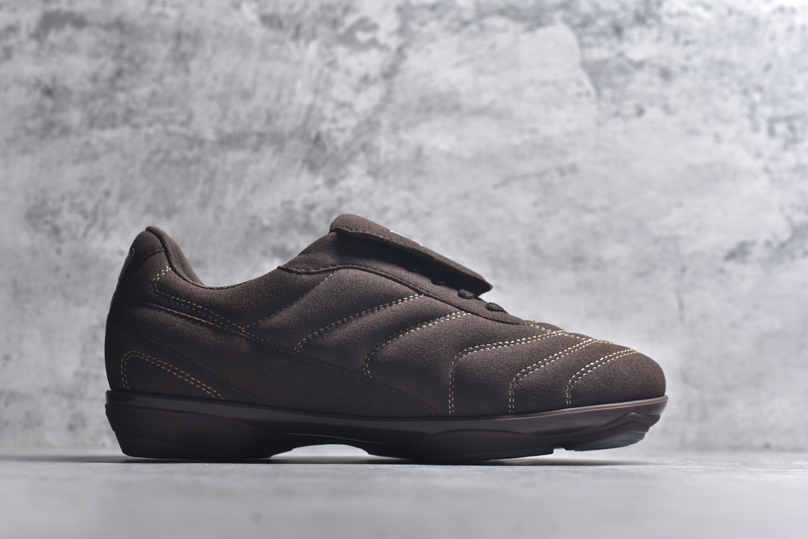 图片[3]-#Lw22 2025 LV Footprint 情侣同款球鞋 MAX独家版本 市面最新版本 佛山高端品质 第一时间订入zp开发每个拼色的材质都是原版独家定制,与正品一致 做到对版对色大底开模高弹力环保发泡底 模具费都高达几十万 原版头层皮鞋面 压花都是按正品一比一打造开发 不偷半点料 不掺半点假 细节原版一致 可对比 全包套原版包装配件 最新包装大礼盒!! 目前市面一梯队级别 市场太杂请注意混卖版本 可区别材料 版型 质感 包装配件 一切肉眼可见的细节 法国巴黎百年奢侈品牌LV路易威登Louis Vuitton 尺码：35 36 37 38 39 40 41 42 43 44 45-选品中心