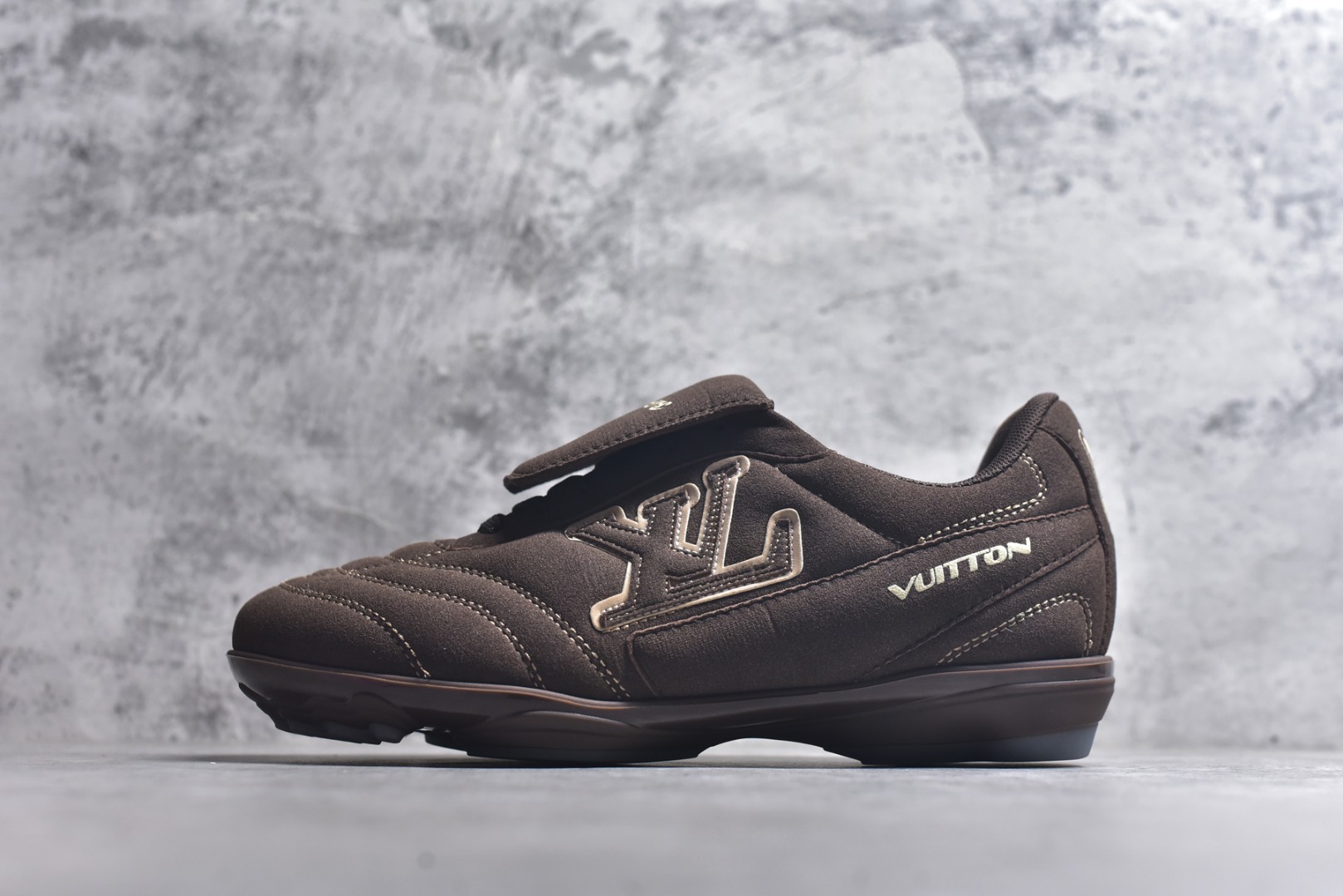 #Lw22 2025 LV Footprint 情侣同款球鞋 MAX独家版本 市面最新版本 佛山高端品质 第一时间订入zp开发每个拼色的材质都是原版独家定制,与正品一致 做到对版对色大底开模高弹力环保发泡底 模具费都高达几十万 原版头层皮鞋面 压花都是按正品一比一打造开发 不偷半点料 不掺半点假 细节原版一致 可对比 全包套原版包装配件 最新包装大礼盒!! 目前市面一梯队级别 市场太杂请注意混卖版本 可区别材料 版型 质感 包装配件 一切肉眼可见的细节 法国巴黎百年奢侈品牌LV路易威登Louis Vuitton 尺码：35 36 37 38 39 40 41 42 43 44 45-选品中心