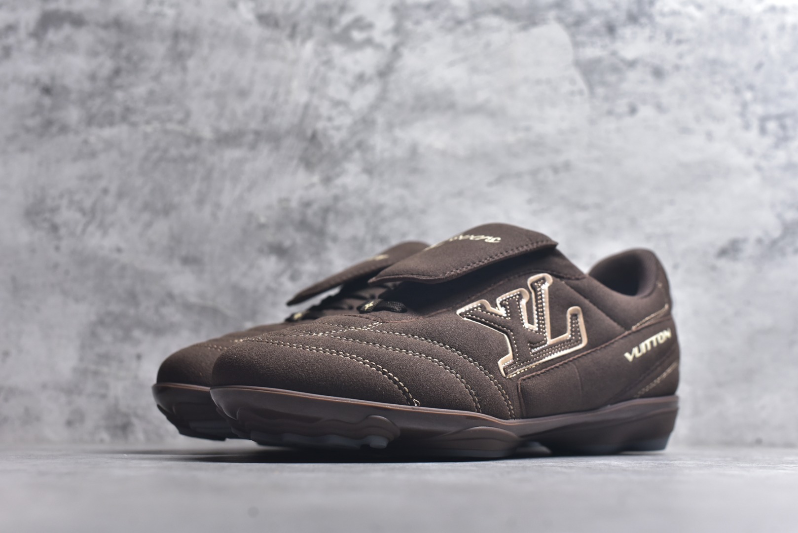 图片[2]-#Lw22 2025 LV Footprint 情侣同款球鞋 MAX独家版本 市面最新版本 佛山高端品质 第一时间订入zp开发每个拼色的材质都是原版独家定制,与正品一致 做到对版对色大底开模高弹力环保发泡底 模具费都高达几十万 原版头层皮鞋面 压花都是按正品一比一打造开发 不偷半点料 不掺半点假 细节原版一致 可对比 全包套原版包装配件 最新包装大礼盒!! 目前市面一梯队级别 市场太杂请注意混卖版本 可区别材料 版型 质感 包装配件 一切肉眼可见的细节 法国巴黎百年奢侈品牌LV路易威登Louis Vuitton 尺码：35 36 37 38 39 40 41 42 43 44 45-选品中心