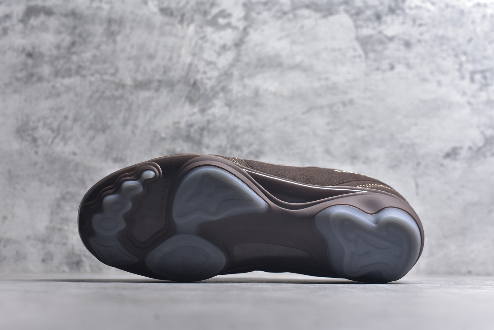 图片[6]-#Lw22 2025 LV Footprint 情侣同款球鞋 MAX独家版本 市面最新版本 佛山高端品质 第一时间订入zp开发每个拼色的材质都是原版独家定制,与正品一致 做到对版对色大底开模高弹力环保发泡底 模具费都高达几十万 原版头层皮鞋面 压花都是按正品一比一打造开发 不偷半点料 不掺半点假 细节原版一致 可对比 全包套原版包装配件 最新包装大礼盒!! 目前市面一梯队级别 市场太杂请注意混卖版本 可区别材料 版型 质感 包装配件 一切肉眼可见的细节 法国巴黎百年奢侈品牌LV路易威登Louis Vuitton 尺码：35 36 37 38 39 40 41 42 43 44 45-选品中心