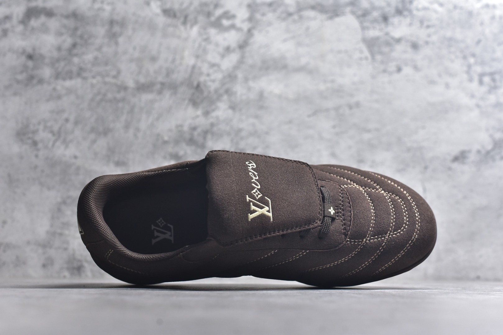 图片[4]-#Lw22 2025 LV Footprint 情侣同款球鞋 MAX独家版本 市面最新版本 佛山高端品质 第一时间订入zp开发每个拼色的材质都是原版独家定制,与正品一致 做到对版对色大底开模高弹力环保发泡底 模具费都高达几十万 原版头层皮鞋面 压花都是按正品一比一打造开发 不偷半点料 不掺半点假 细节原版一致 可对比 全包套原版包装配件 最新包装大礼盒!! 目前市面一梯队级别 市场太杂请注意混卖版本 可区别材料 版型 质感 包装配件 一切肉眼可见的细节 法国巴黎百年奢侈品牌LV路易威登Louis Vuitton 尺码：35 36 37 38 39 40 41 42 43 44 45-选品中心