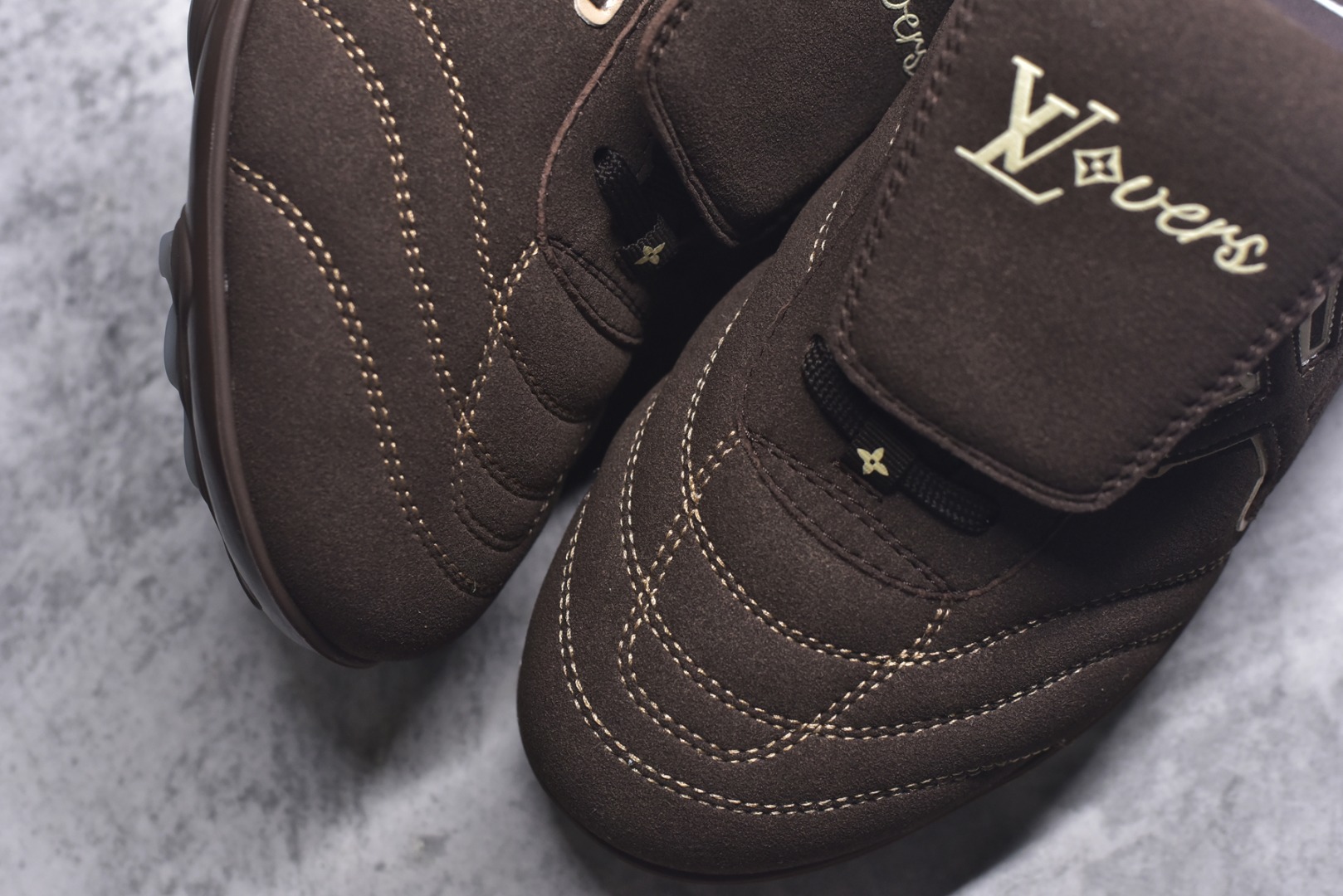 图片[8]-#Lw22 2025 LV Footprint 情侣同款球鞋 MAX独家版本 市面最新版本 佛山高端品质 第一时间订入zp开发每个拼色的材质都是原版独家定制,与正品一致 做到对版对色大底开模高弹力环保发泡底 模具费都高达几十万 原版头层皮鞋面 压花都是按正品一比一打造开发 不偷半点料 不掺半点假 细节原版一致 可对比 全包套原版包装配件 最新包装大礼盒!! 目前市面一梯队级别 市场太杂请注意混卖版本 可区别材料 版型 质感 包装配件 一切肉眼可见的细节 法国巴黎百年奢侈品牌LV路易威登Louis Vuitton 尺码：35 36 37 38 39 40 41 42 43 44 45-选品中心