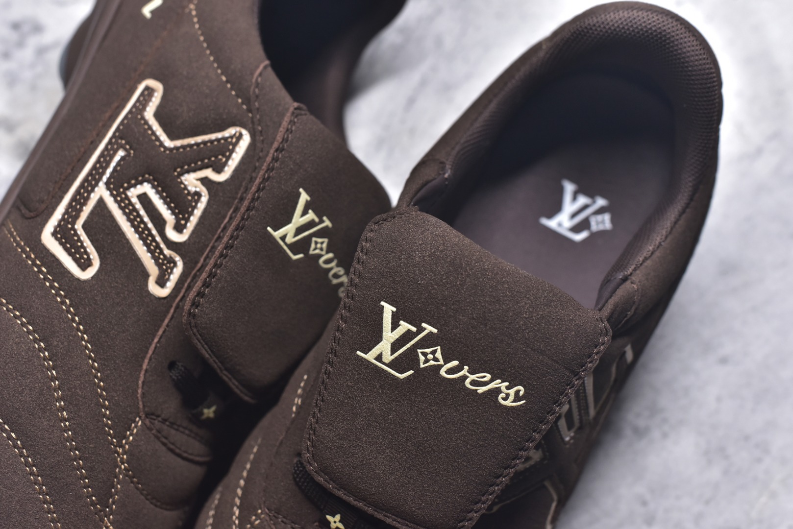 图片[9]-#Lw22 2025 LV Footprint 情侣同款球鞋 MAX独家版本 市面最新版本 佛山高端品质 第一时间订入zp开发每个拼色的材质都是原版独家定制,与正品一致 做到对版对色大底开模高弹力环保发泡底 模具费都高达几十万 原版头层皮鞋面 压花都是按正品一比一打造开发 不偷半点料 不掺半点假 细节原版一致 可对比 全包套原版包装配件 最新包装大礼盒!! 目前市面一梯队级别 市场太杂请注意混卖版本 可区别材料 版型 质感 包装配件 一切肉眼可见的细节 法国巴黎百年奢侈品牌LV路易威登Louis Vuitton 尺码：35 36 37 38 39 40 41 42 43 44 45-选品中心