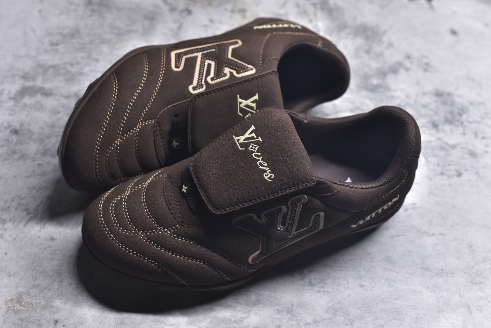 图片[7]-#Lw22 2025 LV Footprint 情侣同款球鞋 MAX独家版本 市面最新版本 佛山高端品质 第一时间订入zp开发每个拼色的材质都是原版独家定制,与正品一致 做到对版对色大底开模高弹力环保发泡底 模具费都高达几十万 原版头层皮鞋面 压花都是按正品一比一打造开发 不偷半点料 不掺半点假 细节原版一致 可对比 全包套原版包装配件 最新包装大礼盒!! 目前市面一梯队级别 市场太杂请注意混卖版本 可区别材料 版型 质感 包装配件 一切肉眼可见的细节 法国巴黎百年奢侈品牌LV路易威登Louis Vuitton 尺码：35 36 37 38 39 40 41 42 43 44 45-选品中心