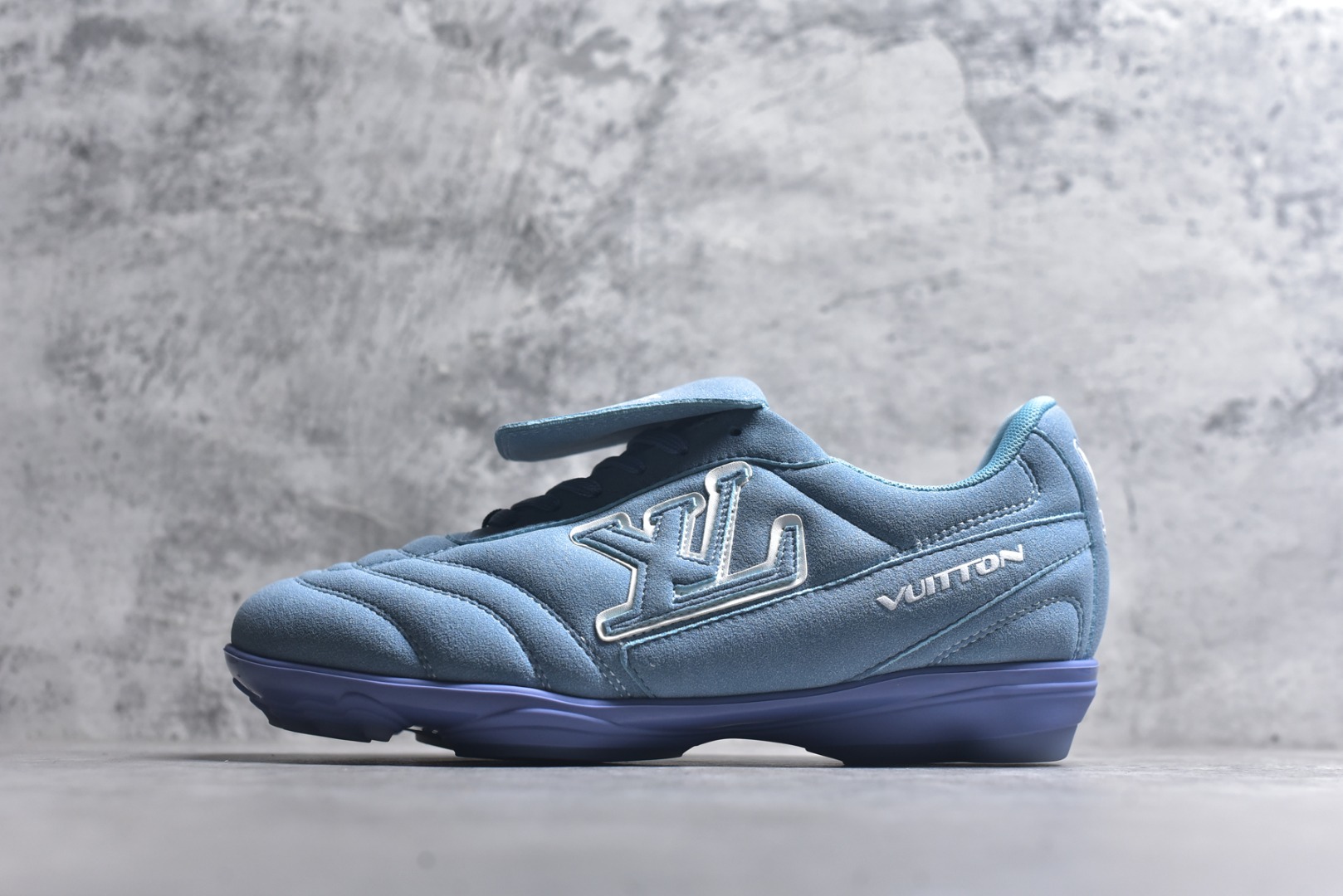 #Lw22 2025 LV Footprint 情侣同款球鞋 MAX独家版本 市面最新版本 佛山高端品质 第一时间订入zp开发每个拼色的材质都是原版独家定制,与正品一致 做到对版对色大底开模高弹力环保发泡底 模具费都高达几十万 原版头层皮鞋面 压花都是按正品一比一打造开发 不偷半点料 不掺半点假 细节原版一致 可对比 全包套原版包装配件 最新包装大礼盒!! 目前市面一梯队级别 市场太杂请注意混卖版本 可区别材料 版型 质感 包装配件 一切肉眼可见的细节 法国巴黎百年奢侈品牌LV路易威登Louis Vuitton 尺码：35 36 37 38 39 40 41 42 43 44 45-选品中心