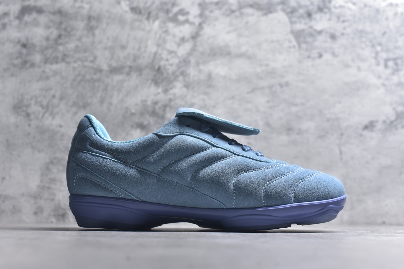 图片[3]-#Lw22 2025 LV Footprint 情侣同款球鞋 MAX独家版本 市面最新版本 佛山高端品质 第一时间订入zp开发每个拼色的材质都是原版独家定制,与正品一致 做到对版对色大底开模高弹力环保发泡底 模具费都高达几十万 原版头层皮鞋面 压花都是按正品一比一打造开发 不偷半点料 不掺半点假 细节原版一致 可对比 全包套原版包装配件 最新包装大礼盒!! 目前市面一梯队级别 市场太杂请注意混卖版本 可区别材料 版型 质感 包装配件 一切肉眼可见的细节 法国巴黎百年奢侈品牌LV路易威登Louis Vuitton 尺码：35 36 37 38 39 40 41 42 43 44 45-选品中心