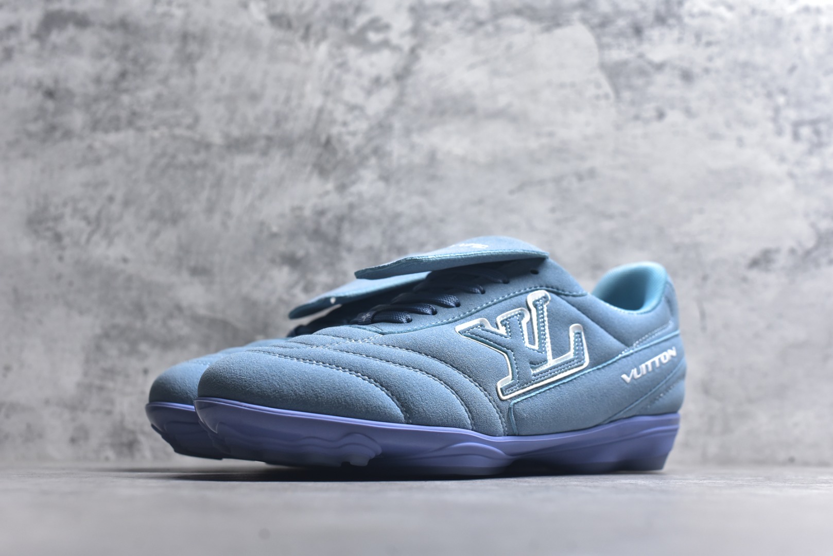 图片[2]-#Lw22 2025 LV Footprint 情侣同款球鞋 MAX独家版本 市面最新版本 佛山高端品质 第一时间订入zp开发每个拼色的材质都是原版独家定制,与正品一致 做到对版对色大底开模高弹力环保发泡底 模具费都高达几十万 原版头层皮鞋面 压花都是按正品一比一打造开发 不偷半点料 不掺半点假 细节原版一致 可对比 全包套原版包装配件 最新包装大礼盒!! 目前市面一梯队级别 市场太杂请注意混卖版本 可区别材料 版型 质感 包装配件 一切肉眼可见的细节 法国巴黎百年奢侈品牌LV路易威登Louis Vuitton 尺码：35 36 37 38 39 40 41 42 43 44 45-选品中心