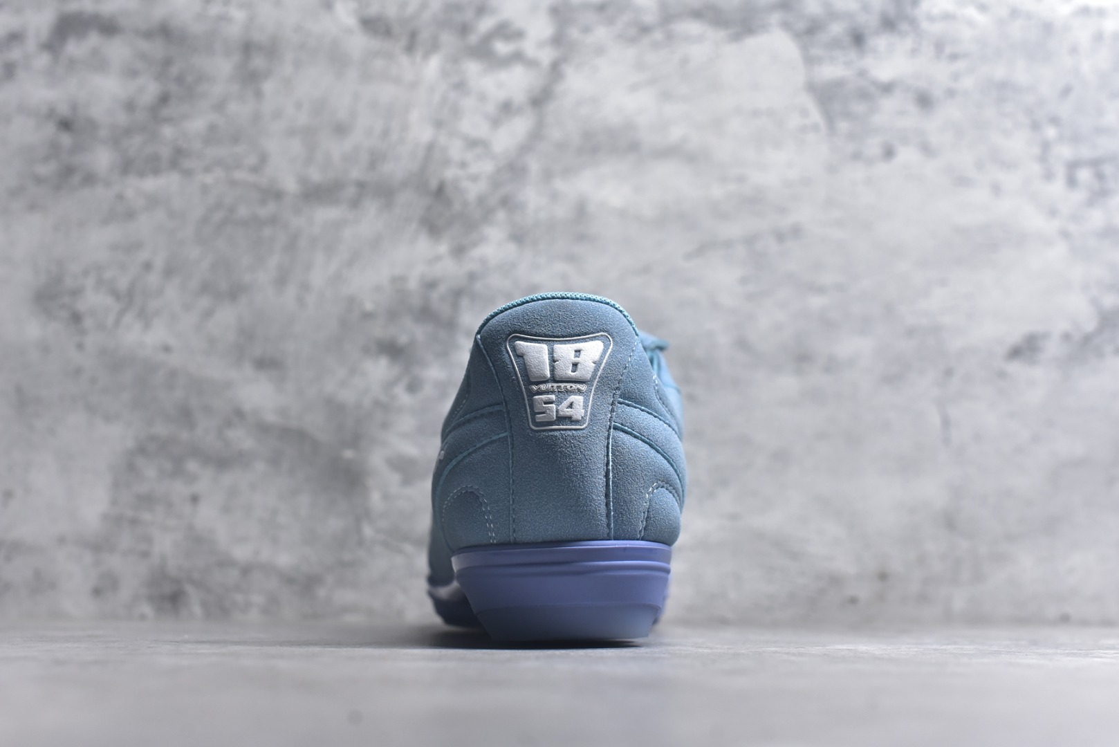 图片[5]-#Lw22 2025 LV Footprint 情侣同款球鞋 MAX独家版本 市面最新版本 佛山高端品质 第一时间订入zp开发每个拼色的材质都是原版独家定制,与正品一致 做到对版对色大底开模高弹力环保发泡底 模具费都高达几十万 原版头层皮鞋面 压花都是按正品一比一打造开发 不偷半点料 不掺半点假 细节原版一致 可对比 全包套原版包装配件 最新包装大礼盒!! 目前市面一梯队级别 市场太杂请注意混卖版本 可区别材料 版型 质感 包装配件 一切肉眼可见的细节 法国巴黎百年奢侈品牌LV路易威登Louis Vuitton 尺码：35 36 37 38 39 40 41 42 43 44 45-选品中心