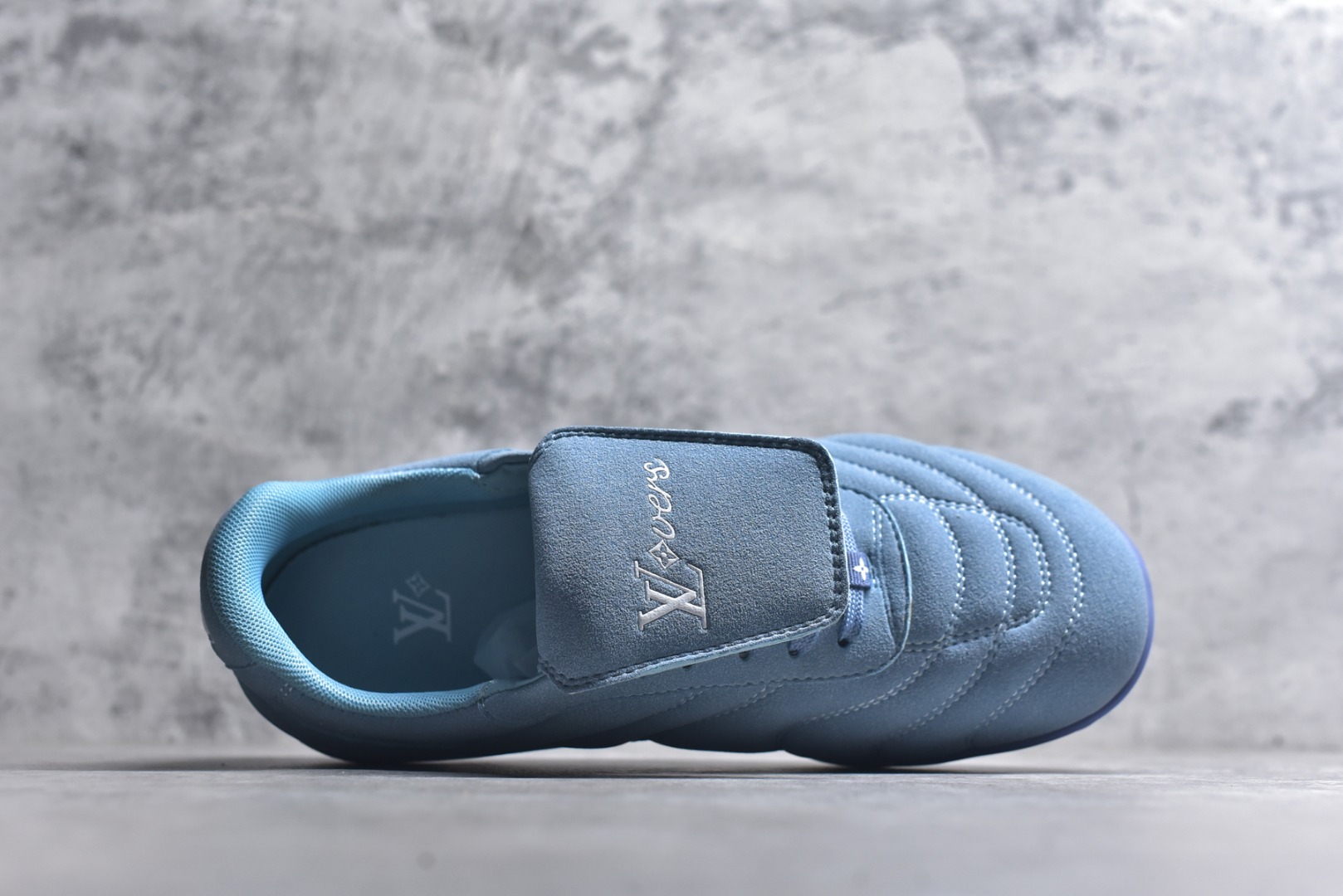 图片[4]-#Lw22 2025 LV Footprint 情侣同款球鞋 MAX独家版本 市面最新版本 佛山高端品质 第一时间订入zp开发每个拼色的材质都是原版独家定制,与正品一致 做到对版对色大底开模高弹力环保发泡底 模具费都高达几十万 原版头层皮鞋面 压花都是按正品一比一打造开发 不偷半点料 不掺半点假 细节原版一致 可对比 全包套原版包装配件 最新包装大礼盒!! 目前市面一梯队级别 市场太杂请注意混卖版本 可区别材料 版型 质感 包装配件 一切肉眼可见的细节 法国巴黎百年奢侈品牌LV路易威登Louis Vuitton 尺码：35 36 37 38 39 40 41 42 43 44 45-选品中心