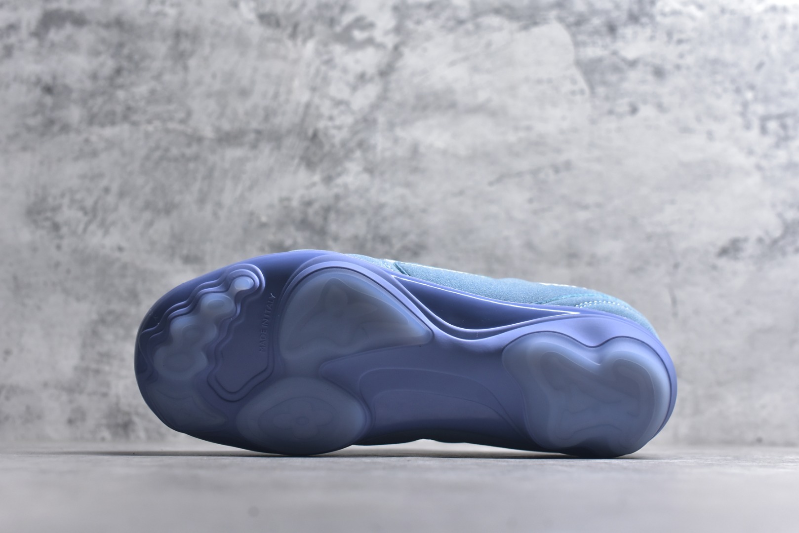 图片[6]-#Lw22 2025 LV Footprint 情侣同款球鞋 MAX独家版本 市面最新版本 佛山高端品质 第一时间订入zp开发每个拼色的材质都是原版独家定制,与正品一致 做到对版对色大底开模高弹力环保发泡底 模具费都高达几十万 原版头层皮鞋面 压花都是按正品一比一打造开发 不偷半点料 不掺半点假 细节原版一致 可对比 全包套原版包装配件 最新包装大礼盒!! 目前市面一梯队级别 市场太杂请注意混卖版本 可区别材料 版型 质感 包装配件 一切肉眼可见的细节 法国巴黎百年奢侈品牌LV路易威登Louis Vuitton 尺码：35 36 37 38 39 40 41 42 43 44 45-选品中心