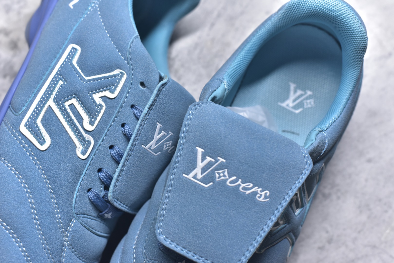 图片[9]-#Lw22 2025 LV Footprint 情侣同款球鞋 MAX独家版本 市面最新版本 佛山高端品质 第一时间订入zp开发每个拼色的材质都是原版独家定制,与正品一致 做到对版对色大底开模高弹力环保发泡底 模具费都高达几十万 原版头层皮鞋面 压花都是按正品一比一打造开发 不偷半点料 不掺半点假 细节原版一致 可对比 全包套原版包装配件 最新包装大礼盒!! 目前市面一梯队级别 市场太杂请注意混卖版本 可区别材料 版型 质感 包装配件 一切肉眼可见的细节 法国巴黎百年奢侈品牌LV路易威登Louis Vuitton 尺码：35 36 37 38 39 40 41 42 43 44 45-选品中心