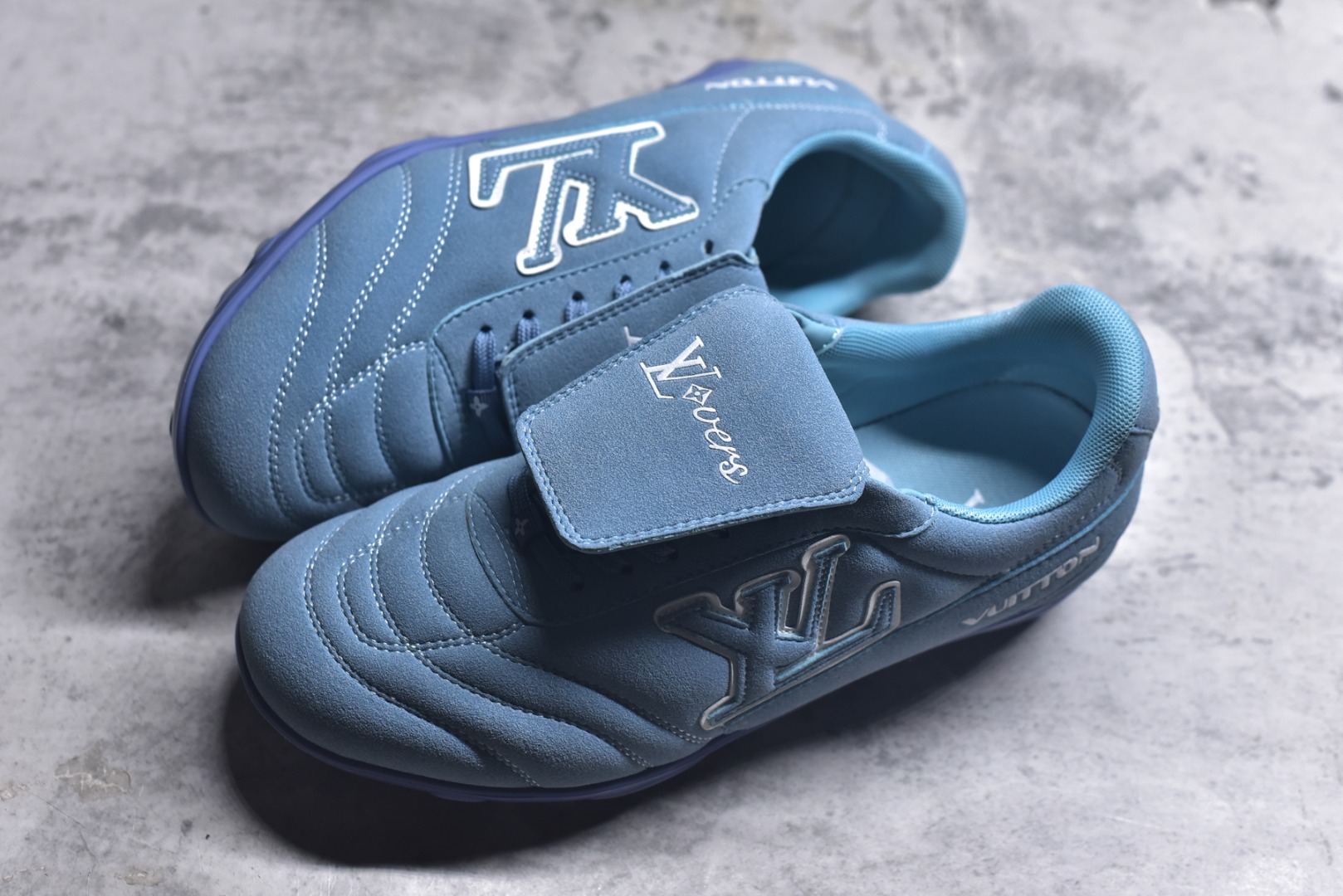 图片[7]-#Lw22 2025 LV Footprint 情侣同款球鞋 MAX独家版本 市面最新版本 佛山高端品质 第一时间订入zp开发每个拼色的材质都是原版独家定制,与正品一致 做到对版对色大底开模高弹力环保发泡底 模具费都高达几十万 原版头层皮鞋面 压花都是按正品一比一打造开发 不偷半点料 不掺半点假 细节原版一致 可对比 全包套原版包装配件 最新包装大礼盒!! 目前市面一梯队级别 市场太杂请注意混卖版本 可区别材料 版型 质感 包装配件 一切肉眼可见的细节 法国巴黎百年奢侈品牌LV路易威登Louis Vuitton 尺码：35 36 37 38 39 40 41 42 43 44 45-选品中心