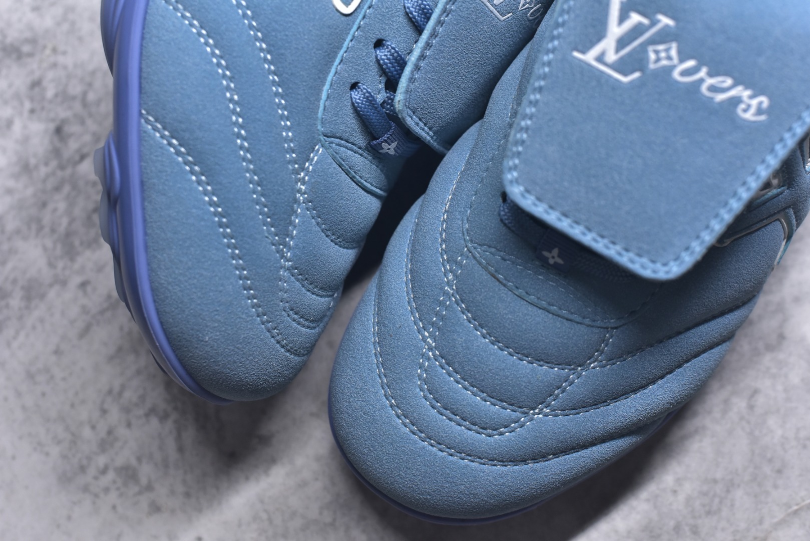 图片[8]-#Lw22 2025 LV Footprint 情侣同款球鞋 MAX独家版本 市面最新版本 佛山高端品质 第一时间订入zp开发每个拼色的材质都是原版独家定制,与正品一致 做到对版对色大底开模高弹力环保发泡底 模具费都高达几十万 原版头层皮鞋面 压花都是按正品一比一打造开发 不偷半点料 不掺半点假 细节原版一致 可对比 全包套原版包装配件 最新包装大礼盒!! 目前市面一梯队级别 市场太杂请注意混卖版本 可区别材料 版型 质感 包装配件 一切肉眼可见的细节 法国巴黎百年奢侈品牌LV路易威登Louis Vuitton 尺码：35 36 37 38 39 40 41 42 43 44 45-选品中心