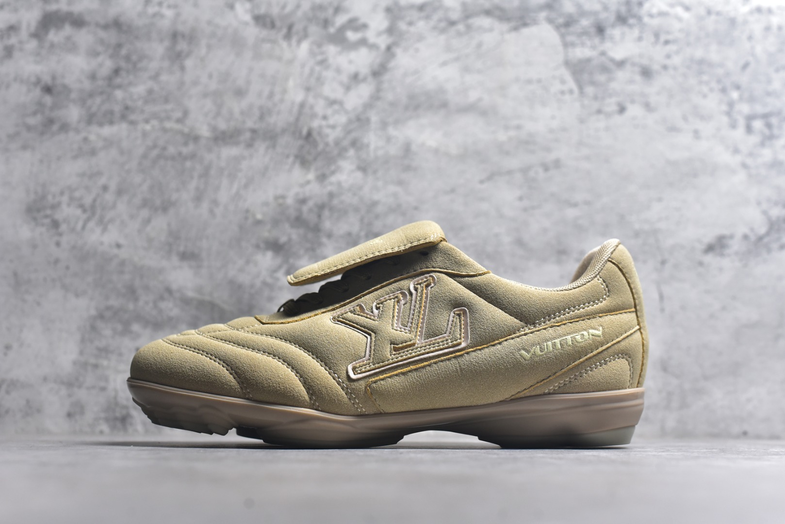 #Lw22 2025 LV Footprint 情侣同款球鞋 MAX独家版本 市面最新版本 佛山高端品质 第一时间订入zp开发每个拼色的材质都是原版独家定制,与正品一致 做到对版对色大底开模高弹力环保发泡底 模具费都高达几十万 原版头层皮鞋面 压花都是按正品一比一打造开发 不偷半点料 不掺半点假 细节原版一致 可对比 全包套原版包装配件 最新包装大礼盒!! 目前市面一梯队级别 市场太杂请注意混卖版本 可区别材料 版型 质感 包装配件 一切肉眼可见的细节 法国巴黎百年奢侈品牌LV路易威登Louis Vuitton 尺码：35 36 37 38 39 40 41 42 43 44 45-选品中心