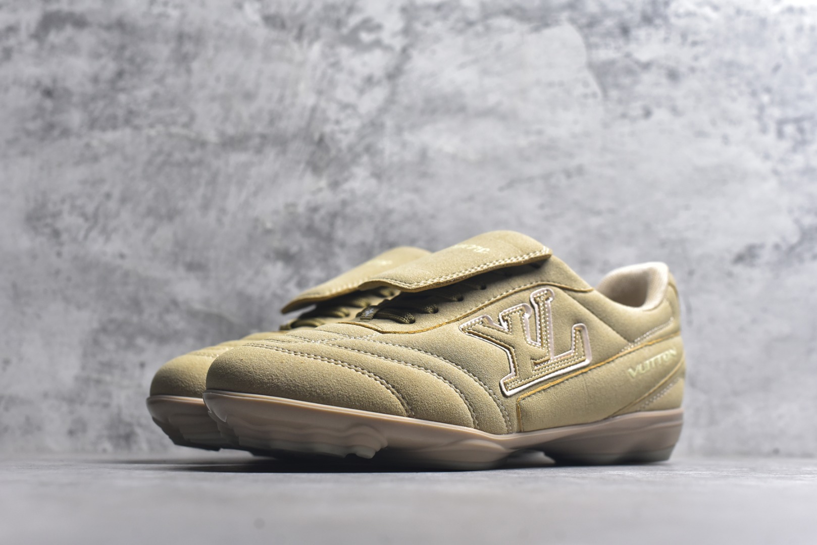 图片[2]-#Lw22 2025 LV Footprint 情侣同款球鞋 MAX独家版本 市面最新版本 佛山高端品质 第一时间订入zp开发每个拼色的材质都是原版独家定制,与正品一致 做到对版对色大底开模高弹力环保发泡底 模具费都高达几十万 原版头层皮鞋面 压花都是按正品一比一打造开发 不偷半点料 不掺半点假 细节原版一致 可对比 全包套原版包装配件 最新包装大礼盒!! 目前市面一梯队级别 市场太杂请注意混卖版本 可区别材料 版型 质感 包装配件 一切肉眼可见的细节 法国巴黎百年奢侈品牌LV路易威登Louis Vuitton 尺码：35 36 37 38 39 40 41 42 43 44 45-选品中心