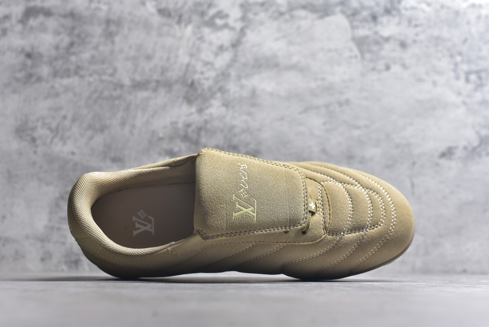 图片[4]-#Lw22 2025 LV Footprint 情侣同款球鞋 MAX独家版本 市面最新版本 佛山高端品质 第一时间订入zp开发每个拼色的材质都是原版独家定制,与正品一致 做到对版对色大底开模高弹力环保发泡底 模具费都高达几十万 原版头层皮鞋面 压花都是按正品一比一打造开发 不偷半点料 不掺半点假 细节原版一致 可对比 全包套原版包装配件 最新包装大礼盒!! 目前市面一梯队级别 市场太杂请注意混卖版本 可区别材料 版型 质感 包装配件 一切肉眼可见的细节 法国巴黎百年奢侈品牌LV路易威登Louis Vuitton 尺码：35 36 37 38 39 40 41 42 43 44 45-选品中心