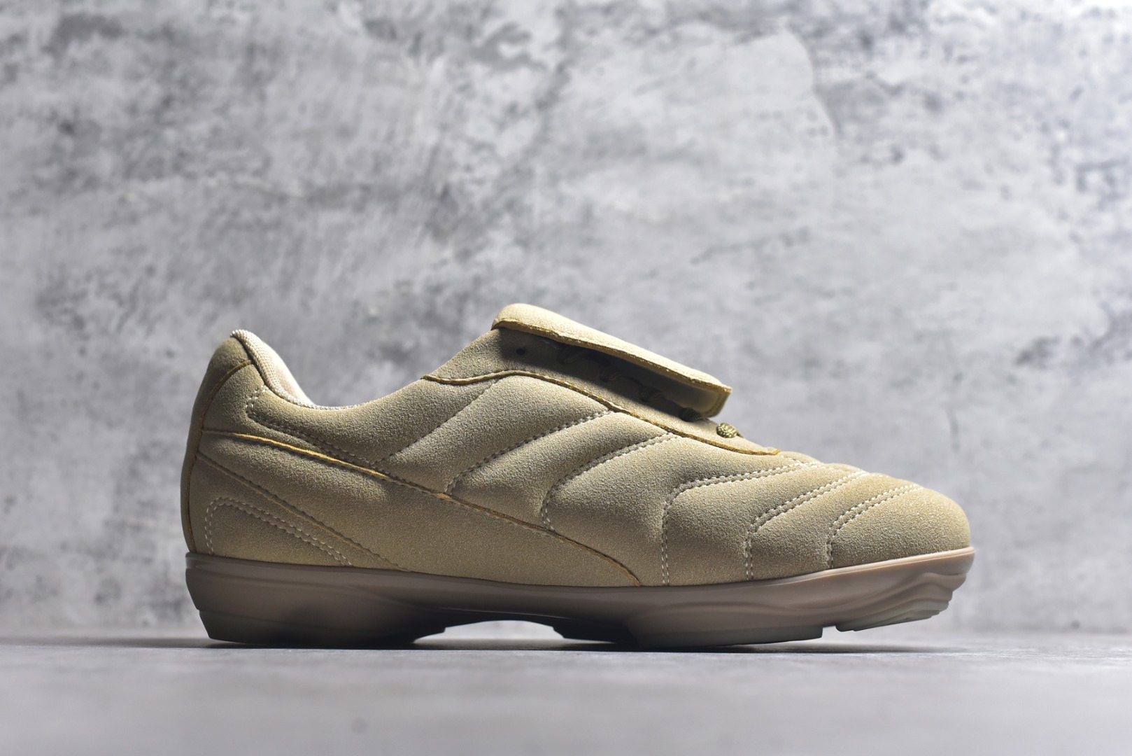 图片[3]-#Lw22 2025 LV Footprint 情侣同款球鞋 MAX独家版本 市面最新版本 佛山高端品质 第一时间订入zp开发每个拼色的材质都是原版独家定制,与正品一致 做到对版对色大底开模高弹力环保发泡底 模具费都高达几十万 原版头层皮鞋面 压花都是按正品一比一打造开发 不偷半点料 不掺半点假 细节原版一致 可对比 全包套原版包装配件 最新包装大礼盒!! 目前市面一梯队级别 市场太杂请注意混卖版本 可区别材料 版型 质感 包装配件 一切肉眼可见的细节 法国巴黎百年奢侈品牌LV路易威登Louis Vuitton 尺码：35 36 37 38 39 40 41 42 43 44 45-选品中心