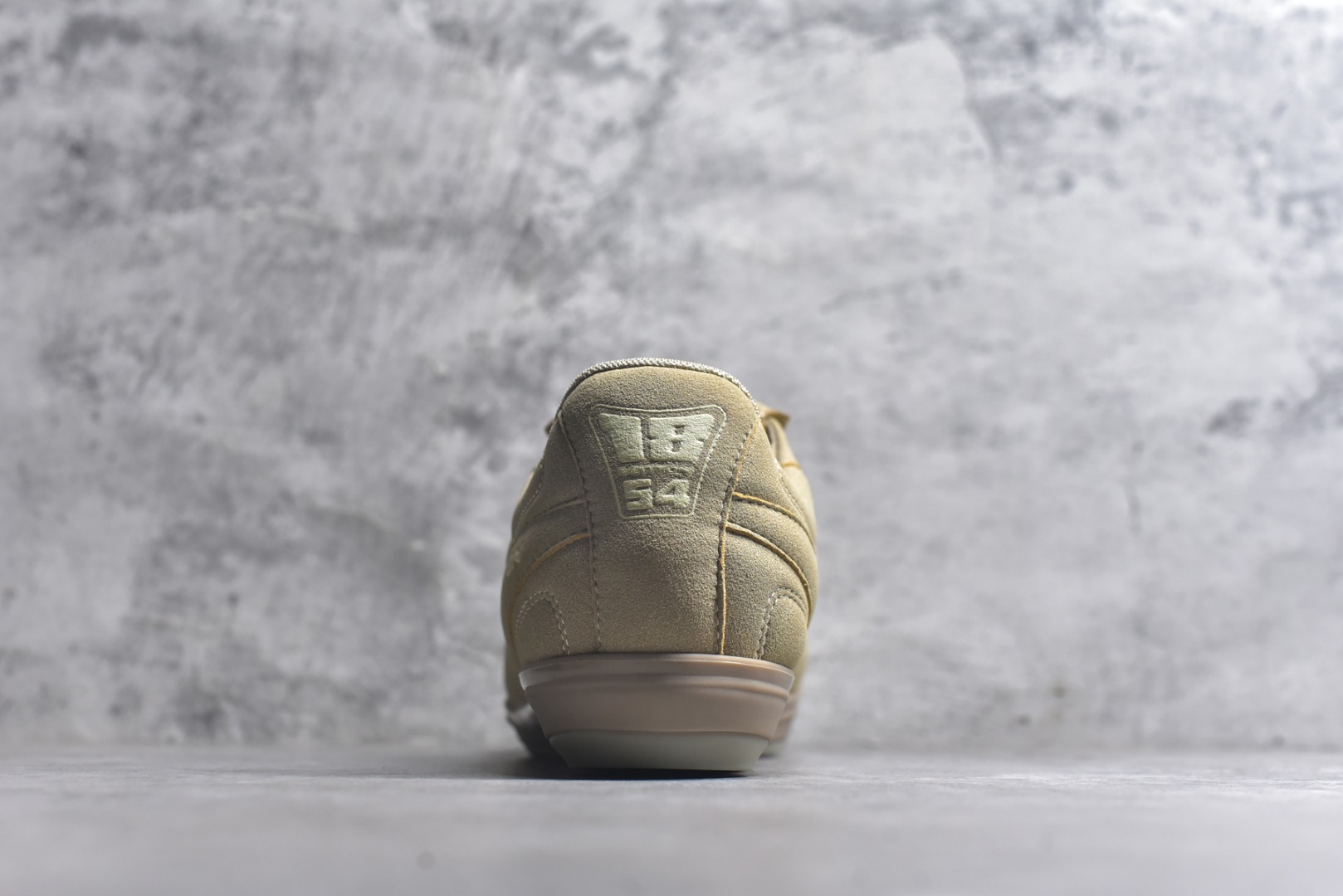 图片[5]-#Lw22 2025 LV Footprint 情侣同款球鞋 MAX独家版本 市面最新版本 佛山高端品质 第一时间订入zp开发每个拼色的材质都是原版独家定制,与正品一致 做到对版对色大底开模高弹力环保发泡底 模具费都高达几十万 原版头层皮鞋面 压花都是按正品一比一打造开发 不偷半点料 不掺半点假 细节原版一致 可对比 全包套原版包装配件 最新包装大礼盒!! 目前市面一梯队级别 市场太杂请注意混卖版本 可区别材料 版型 质感 包装配件 一切肉眼可见的细节 法国巴黎百年奢侈品牌LV路易威登Louis Vuitton 尺码：35 36 37 38 39 40 41 42 43 44 45-选品中心