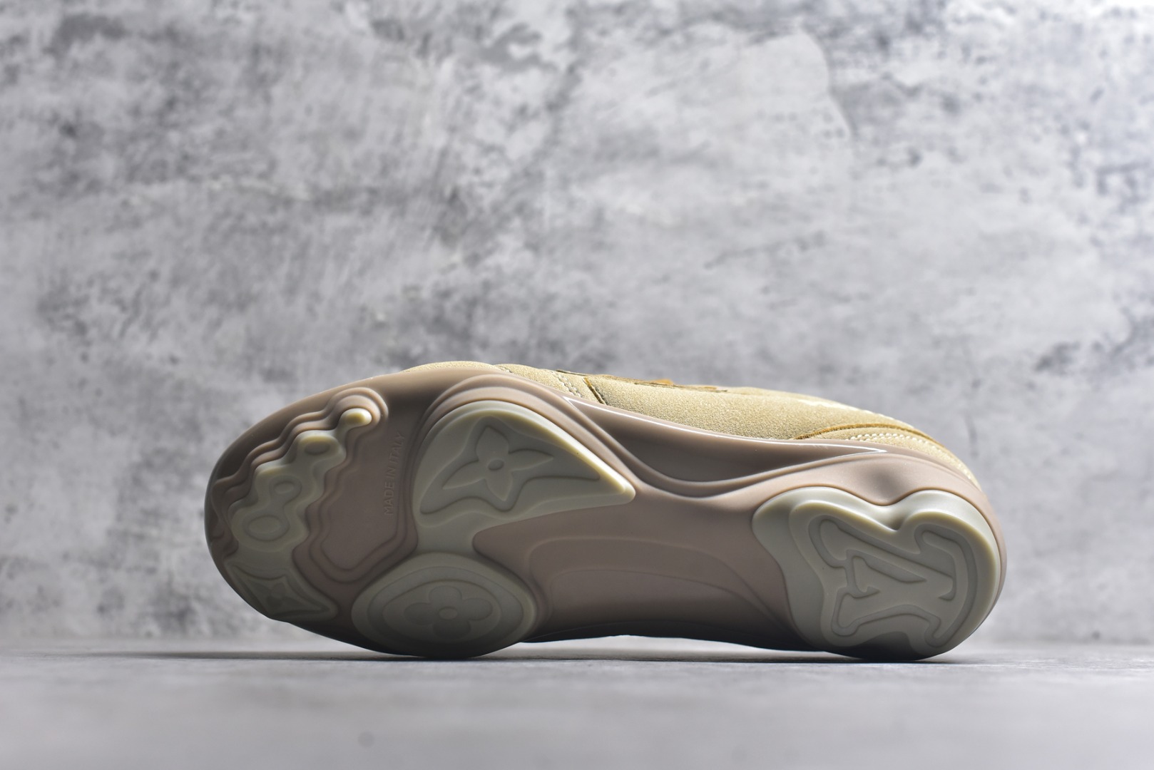 图片[6]-#Lw22 2025 LV Footprint 情侣同款球鞋 MAX独家版本 市面最新版本 佛山高端品质 第一时间订入zp开发每个拼色的材质都是原版独家定制,与正品一致 做到对版对色大底开模高弹力环保发泡底 模具费都高达几十万 原版头层皮鞋面 压花都是按正品一比一打造开发 不偷半点料 不掺半点假 细节原版一致 可对比 全包套原版包装配件 最新包装大礼盒!! 目前市面一梯队级别 市场太杂请注意混卖版本 可区别材料 版型 质感 包装配件 一切肉眼可见的细节 法国巴黎百年奢侈品牌LV路易威登Louis Vuitton 尺码：35 36 37 38 39 40 41 42 43 44 45-选品中心