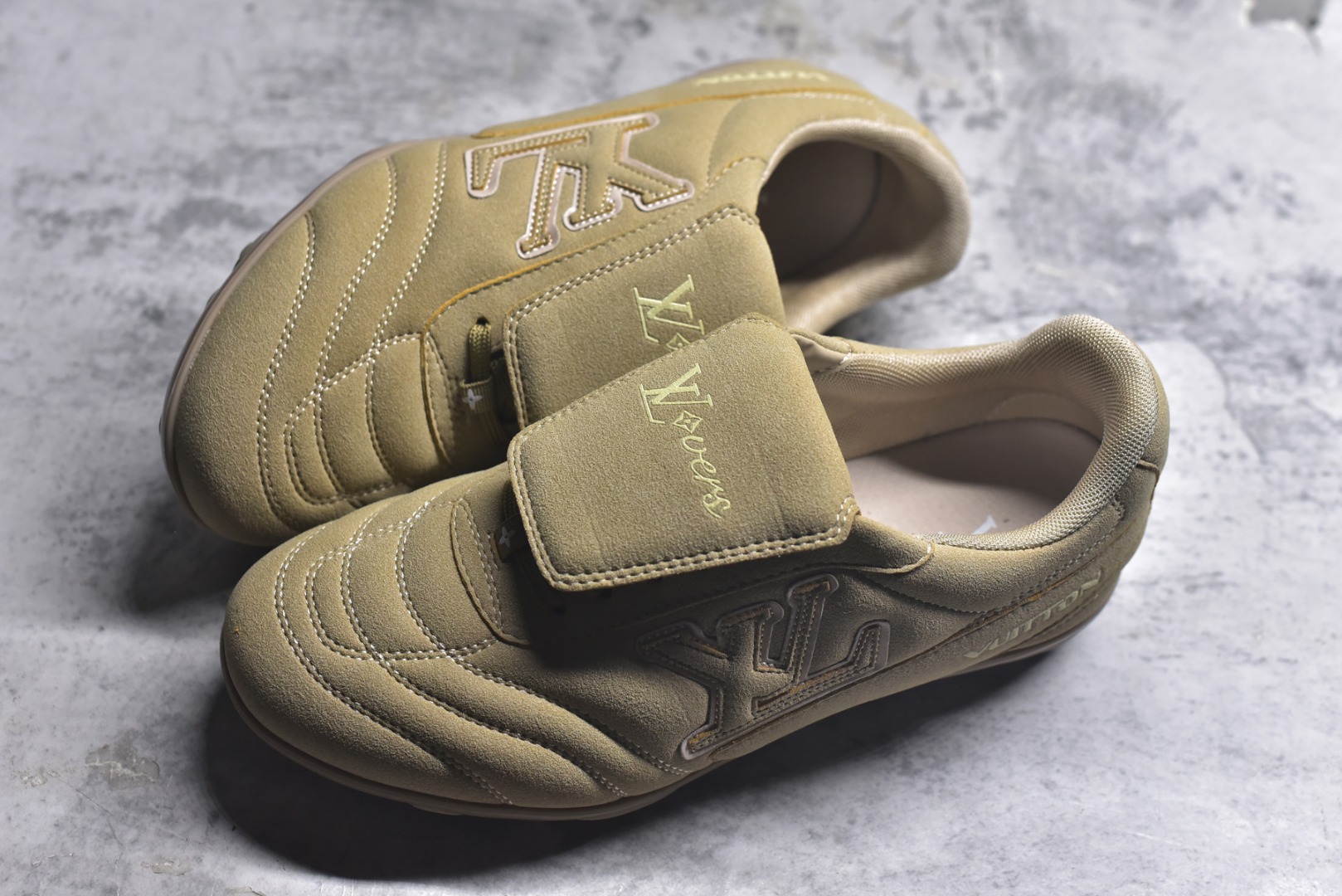 图片[7]-#Lw22 2025 LV Footprint 情侣同款球鞋 MAX独家版本 市面最新版本 佛山高端品质 第一时间订入zp开发每个拼色的材质都是原版独家定制,与正品一致 做到对版对色大底开模高弹力环保发泡底 模具费都高达几十万 原版头层皮鞋面 压花都是按正品一比一打造开发 不偷半点料 不掺半点假 细节原版一致 可对比 全包套原版包装配件 最新包装大礼盒!! 目前市面一梯队级别 市场太杂请注意混卖版本 可区别材料 版型 质感 包装配件 一切肉眼可见的细节 法国巴黎百年奢侈品牌LV路易威登Louis Vuitton 尺码：35 36 37 38 39 40 41 42 43 44 45-选品中心