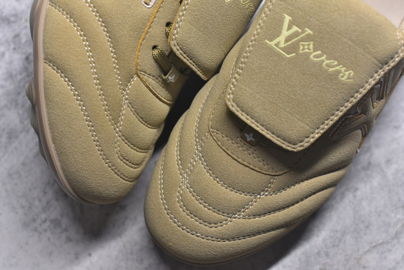 图片[8]-#Lw22 2025 LV Footprint 情侣同款球鞋 MAX独家版本 市面最新版本 佛山高端品质 第一时间订入zp开发每个拼色的材质都是原版独家定制,与正品一致 做到对版对色大底开模高弹力环保发泡底 模具费都高达几十万 原版头层皮鞋面 压花都是按正品一比一打造开发 不偷半点料 不掺半点假 细节原版一致 可对比 全包套原版包装配件 最新包装大礼盒!! 目前市面一梯队级别 市场太杂请注意混卖版本 可区别材料 版型 质感 包装配件 一切肉眼可见的细节 法国巴黎百年奢侈品牌LV路易威登Louis Vuitton 尺码：35 36 37 38 39 40 41 42 43 44 45-选品中心