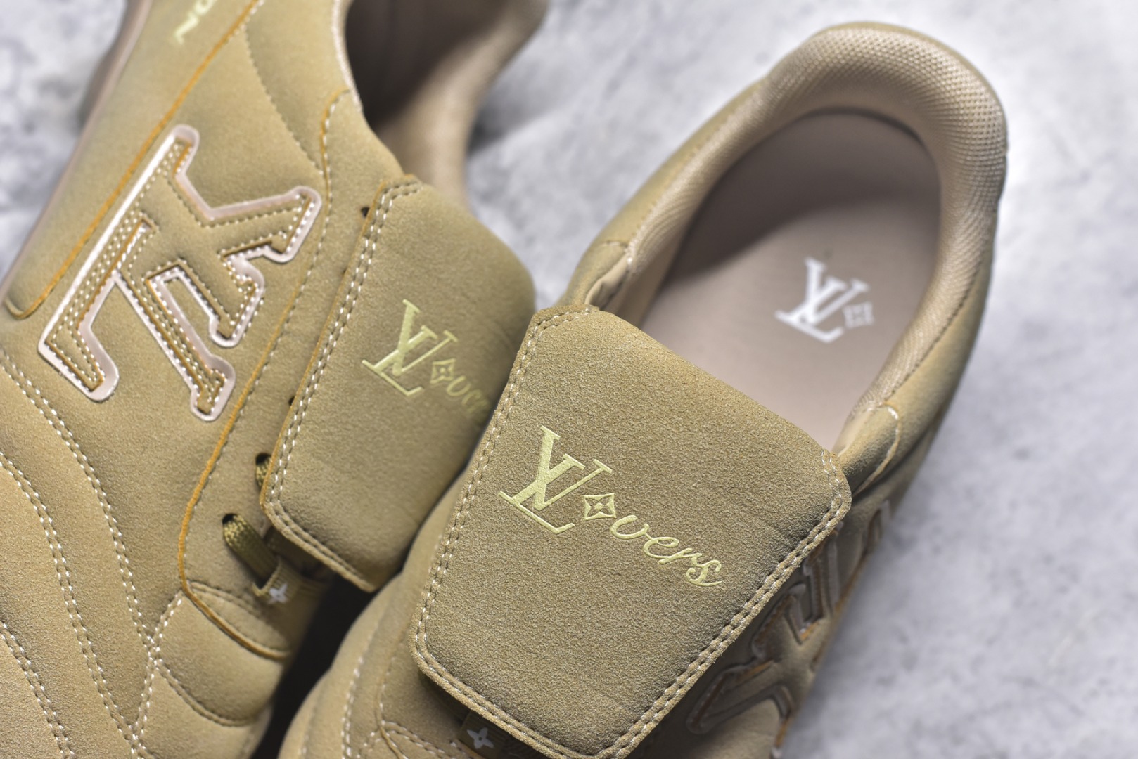 图片[9]-#Lw22 2025 LV Footprint 情侣同款球鞋 MAX独家版本 市面最新版本 佛山高端品质 第一时间订入zp开发每个拼色的材质都是原版独家定制,与正品一致 做到对版对色大底开模高弹力环保发泡底 模具费都高达几十万 原版头层皮鞋面 压花都是按正品一比一打造开发 不偷半点料 不掺半点假 细节原版一致 可对比 全包套原版包装配件 最新包装大礼盒!! 目前市面一梯队级别 市场太杂请注意混卖版本 可区别材料 版型 质感 包装配件 一切肉眼可见的细节 法国巴黎百年奢侈品牌LV路易威登Louis Vuitton 尺码：35 36 37 38 39 40 41 42 43 44 45-选品中心