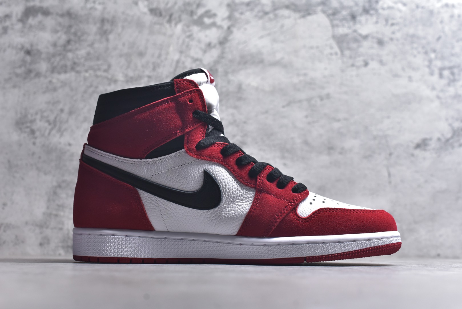 图片[3]-#Travis Scott x Air Jordan AJ1 High OG SP TS联名红白倒钩高帮 DH3277-601 全新改良批次 圈内最强倒钩系列 恪守真诚 承诺混一赔十 高端零售裸鞋圈特供批次 SZ原厂全套原楦原纸板冲刀磨具开发 原厂皮料加持 原厂港宝加持定型后跟R度完美 同源原厂电绣 飞翼针数密度立体效果一致 百分百一致原鞋 原厂拉帮工艺 针距密度一致 后跟弧度收口自然不对折 极致一眼正品既视感 进口玻璃冲刀皮料裁剪零毛边 全鞋电脑针车工艺 品控清洁度最高QC检验标准 免检产品 原厂订购鞋盒、鞋标、防尘纸、鞋撑、鞋带 追求极致的原厂味道 尺码：40.5 41 42 42.5 43 44 44.5 45 46 47.5 48.5-选品中心