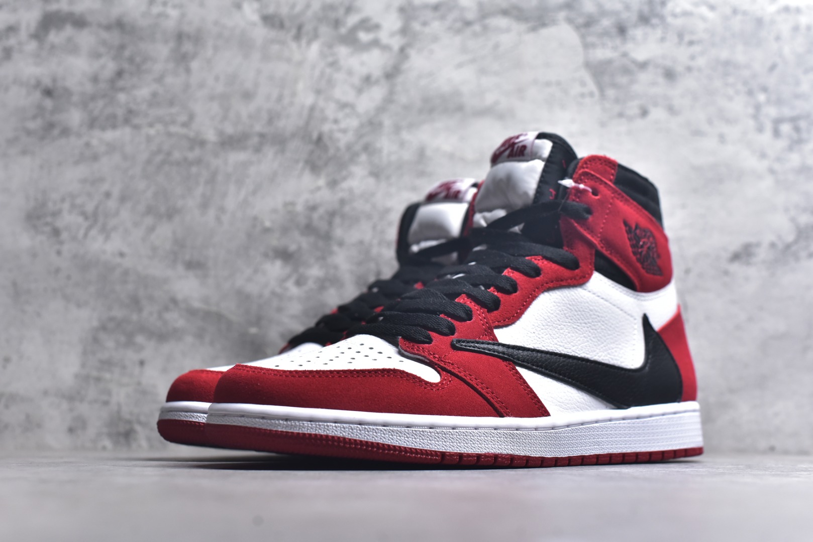 图片[2]-#Travis Scott x Air Jordan AJ1 High OG SP TS联名红白倒钩高帮 DH3277-601 全新改良批次 圈内最强倒钩系列 恪守真诚 承诺混一赔十 高端零售裸鞋圈特供批次 SZ原厂全套原楦原纸板冲刀磨具开发 原厂皮料加持 原厂港宝加持定型后跟R度完美 同源原厂电绣 飞翼针数密度立体效果一致 百分百一致原鞋 原厂拉帮工艺 针距密度一致 后跟弧度收口自然不对折 极致一眼正品既视感 进口玻璃冲刀皮料裁剪零毛边 全鞋电脑针车工艺 品控清洁度最高QC检验标准 免检产品 原厂订购鞋盒、鞋标、防尘纸、鞋撑、鞋带 追求极致的原厂味道 尺码：40.5 41 42 42.5 43 44 44.5 45 46 47.5 48.5-选品中心