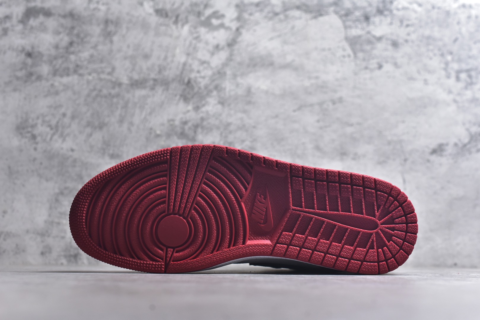 图片[6]-#Travis Scott x Air Jordan AJ1 High OG SP TS联名红白倒钩高帮 DH3277-601 全新改良批次 圈内最强倒钩系列 恪守真诚 承诺混一赔十 高端零售裸鞋圈特供批次 SZ原厂全套原楦原纸板冲刀磨具开发 原厂皮料加持 原厂港宝加持定型后跟R度完美 同源原厂电绣 飞翼针数密度立体效果一致 百分百一致原鞋 原厂拉帮工艺 针距密度一致 后跟弧度收口自然不对折 极致一眼正品既视感 进口玻璃冲刀皮料裁剪零毛边 全鞋电脑针车工艺 品控清洁度最高QC检验标准 免检产品 原厂订购鞋盒、鞋标、防尘纸、鞋撑、鞋带 追求极致的原厂味道 尺码：40.5 41 42 42.5 43 44 44.5 45 46 47.5 48.5-选品中心