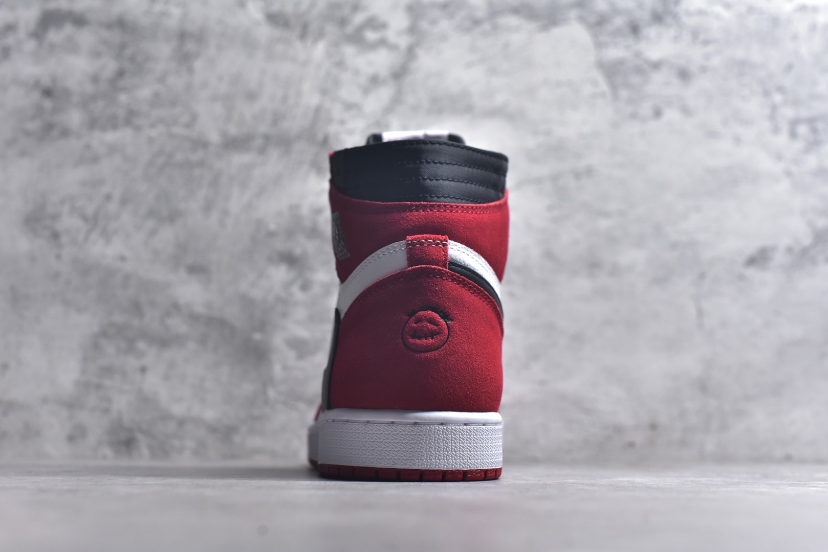 图片[5]-#Travis Scott x Air Jordan AJ1 High OG SP TS联名红白倒钩高帮 DH3277-601 全新改良批次 圈内最强倒钩系列 恪守真诚 承诺混一赔十 高端零售裸鞋圈特供批次 SZ原厂全套原楦原纸板冲刀磨具开发 原厂皮料加持 原厂港宝加持定型后跟R度完美 同源原厂电绣 飞翼针数密度立体效果一致 百分百一致原鞋 原厂拉帮工艺 针距密度一致 后跟弧度收口自然不对折 极致一眼正品既视感 进口玻璃冲刀皮料裁剪零毛边 全鞋电脑针车工艺 品控清洁度最高QC检验标准 免检产品 原厂订购鞋盒、鞋标、防尘纸、鞋撑、鞋带 追求极致的原厂味道 尺码：40.5 41 42 42.5 43 44 44.5 45 46 47.5 48.5-选品中心