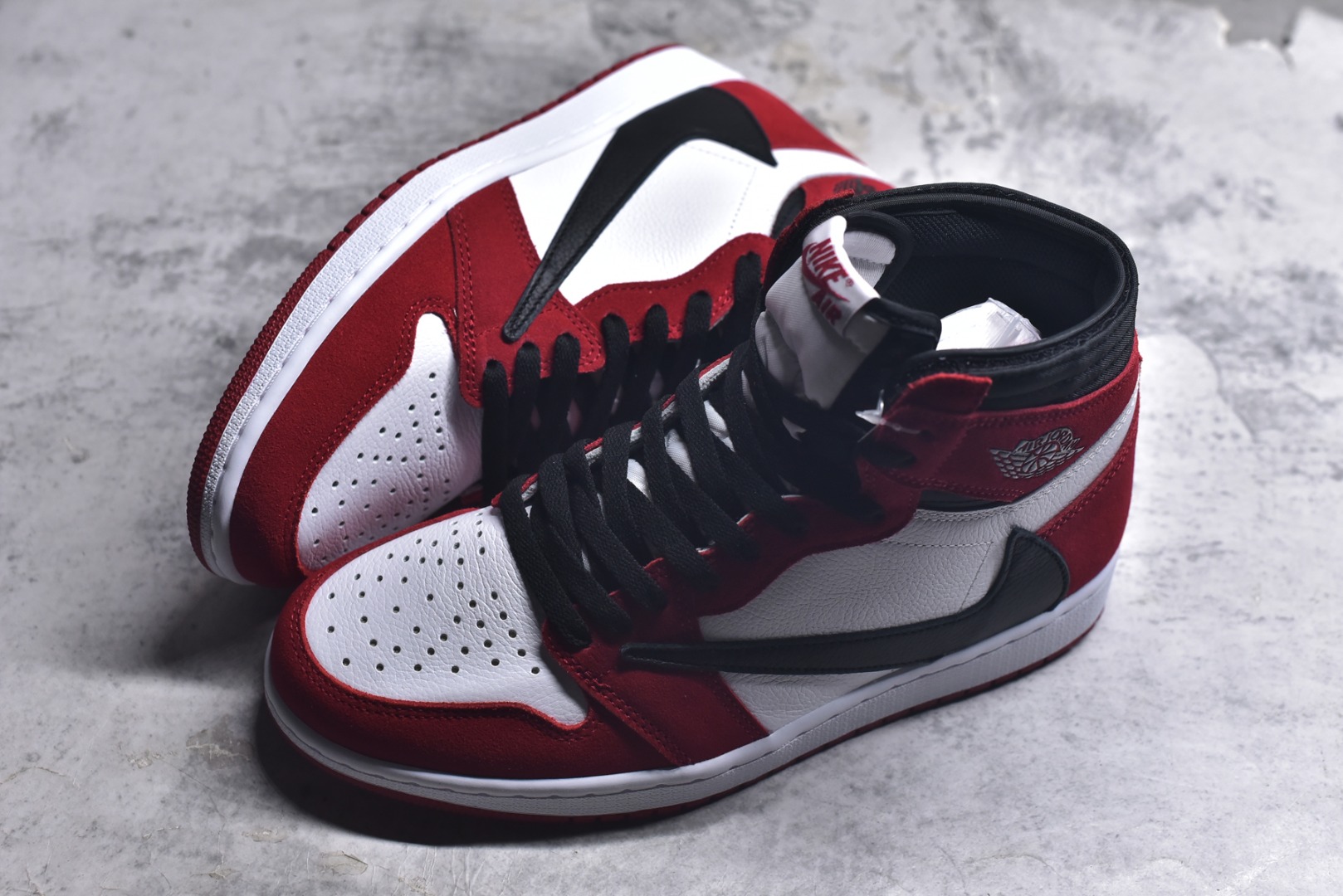 图片[7]-#Travis Scott x Air Jordan AJ1 High OG SP TS联名红白倒钩高帮 DH3277-601 全新改良批次 圈内最强倒钩系列 恪守真诚 承诺混一赔十 高端零售裸鞋圈特供批次 SZ原厂全套原楦原纸板冲刀磨具开发 原厂皮料加持 原厂港宝加持定型后跟R度完美 同源原厂电绣 飞翼针数密度立体效果一致 百分百一致原鞋 原厂拉帮工艺 针距密度一致 后跟弧度收口自然不对折 极致一眼正品既视感 进口玻璃冲刀皮料裁剪零毛边 全鞋电脑针车工艺 品控清洁度最高QC检验标准 免检产品 原厂订购鞋盒、鞋标、防尘纸、鞋撑、鞋带 追求极致的原厂味道 尺码：40.5 41 42 42.5 43 44 44.5 45 46 47.5 48.5-选品中心