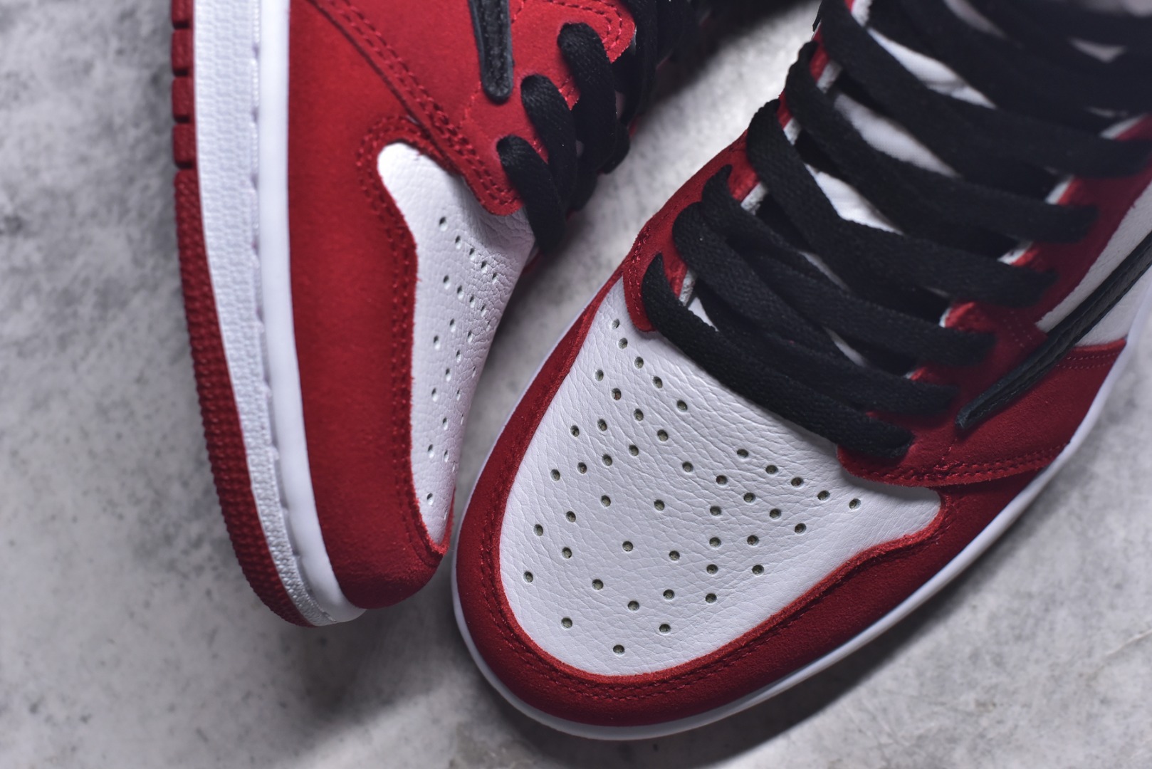 图片[8]-#Travis Scott x Air Jordan AJ1 High OG SP TS联名红白倒钩高帮 DH3277-601 全新改良批次 圈内最强倒钩系列 恪守真诚 承诺混一赔十 高端零售裸鞋圈特供批次 SZ原厂全套原楦原纸板冲刀磨具开发 原厂皮料加持 原厂港宝加持定型后跟R度完美 同源原厂电绣 飞翼针数密度立体效果一致 百分百一致原鞋 原厂拉帮工艺 针距密度一致 后跟弧度收口自然不对折 极致一眼正品既视感 进口玻璃冲刀皮料裁剪零毛边 全鞋电脑针车工艺 品控清洁度最高QC检验标准 免检产品 原厂订购鞋盒、鞋标、防尘纸、鞋撑、鞋带 追求极致的原厂味道 尺码：40.5 41 42 42.5 43 44 44.5 45 46 47.5 48.5-选品中心