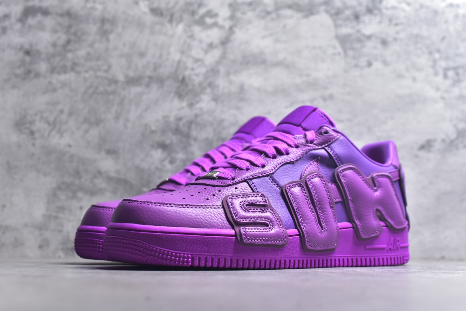 图片[2]-#CPFM x NK Air Force 1 Low 空军一号系列低帮 纯原生产线出品 市场唯一正确皮料卡色 区别其他版本 经典百搭休闲运动板鞋“联名放大补丁字母”近日，A$AP Bari 在其官方社交媒体上预告了 Cactus Plant Flea Market(CPFM) 和 Nike Air Force 1 Low 的全新配色。 #此次全新推出的紫色和苔藓绿配色，保留了原始黑白版标志性风格，均采用皮革鞋面、尼龙鞋舌、带有反光底衬的「AIR SUNSHINE」及同色 AF1 橡胶鞋底。 货号：FQ7069-500 尺码： 40 40.5 41 42 42.5 43 44 44.5 45 46 47.5 48-选品中心