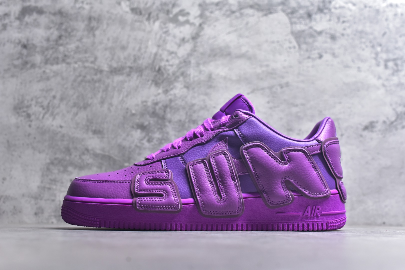 #CPFM x NK Air Force 1 Low 空军一号系列低帮 纯原生产线出品 市场唯一正确皮料卡色 区别其他版本 经典百搭休闲运动板鞋“联名放大补丁字母”近日，A$AP Bari 在其官方社交媒体上预告了 Cactus Plant Flea Market(CPFM) 和 Nike Air Force 1 Low 的全新配色。 #此次全新推出的紫色和苔藓绿配色，保留了原始黑白版标志性风格，均采用皮革鞋面、尼龙鞋舌、带有反光底衬的「AIR SUNSHINE」及同色 AF1 橡胶鞋底。 货号：FQ7069-500 尺码： 40 40.5 41 42 42.5 43 44 44.5 45 46 47.5 48-选品中心