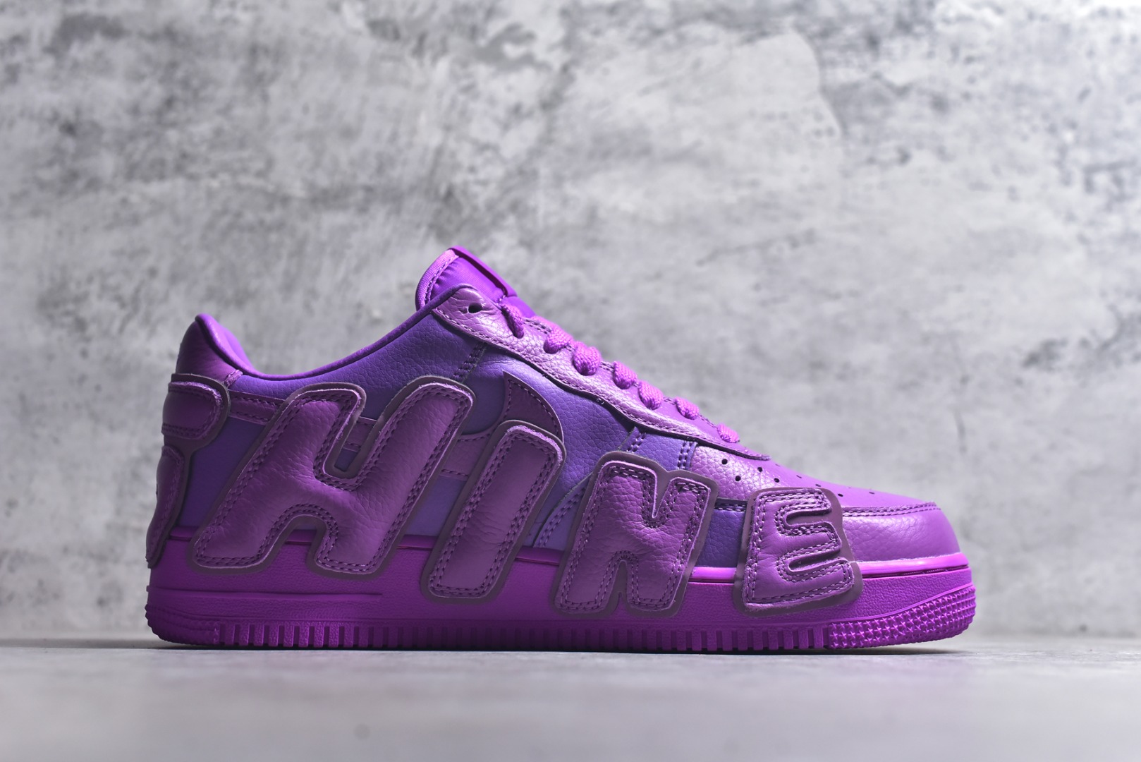 图片[3]-#CPFM x NK Air Force 1 Low 空军一号系列低帮 纯原生产线出品 市场唯一正确皮料卡色 区别其他版本 经典百搭休闲运动板鞋“联名放大补丁字母”近日，A$AP Bari 在其官方社交媒体上预告了 Cactus Plant Flea Market(CPFM) 和 Nike Air Force 1 Low 的全新配色。 #此次全新推出的紫色和苔藓绿配色，保留了原始黑白版标志性风格，均采用皮革鞋面、尼龙鞋舌、带有反光底衬的「AIR SUNSHINE」及同色 AF1 橡胶鞋底。 货号：FQ7069-500 尺码： 40 40.5 41 42 42.5 43 44 44.5 45 46 47.5 48-选品中心