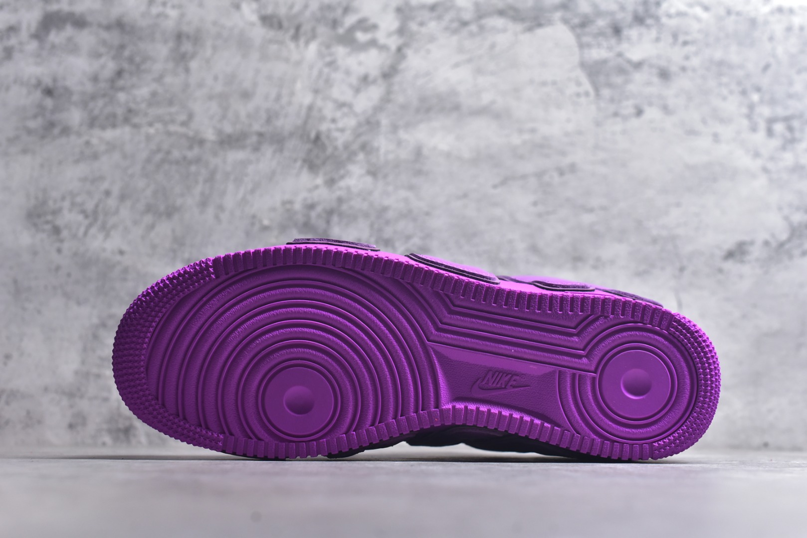 图片[6]-#CPFM x NK Air Force 1 Low 空军一号系列低帮 纯原生产线出品 市场唯一正确皮料卡色 区别其他版本 经典百搭休闲运动板鞋“联名放大补丁字母”近日，A$AP Bari 在其官方社交媒体上预告了 Cactus Plant Flea Market(CPFM) 和 Nike Air Force 1 Low 的全新配色。 #此次全新推出的紫色和苔藓绿配色，保留了原始黑白版标志性风格，均采用皮革鞋面、尼龙鞋舌、带有反光底衬的「AIR SUNSHINE」及同色 AF1 橡胶鞋底。 货号：FQ7069-500 尺码： 40 40.5 41 42 42.5 43 44 44.5 45 46 47.5 48-选品中心