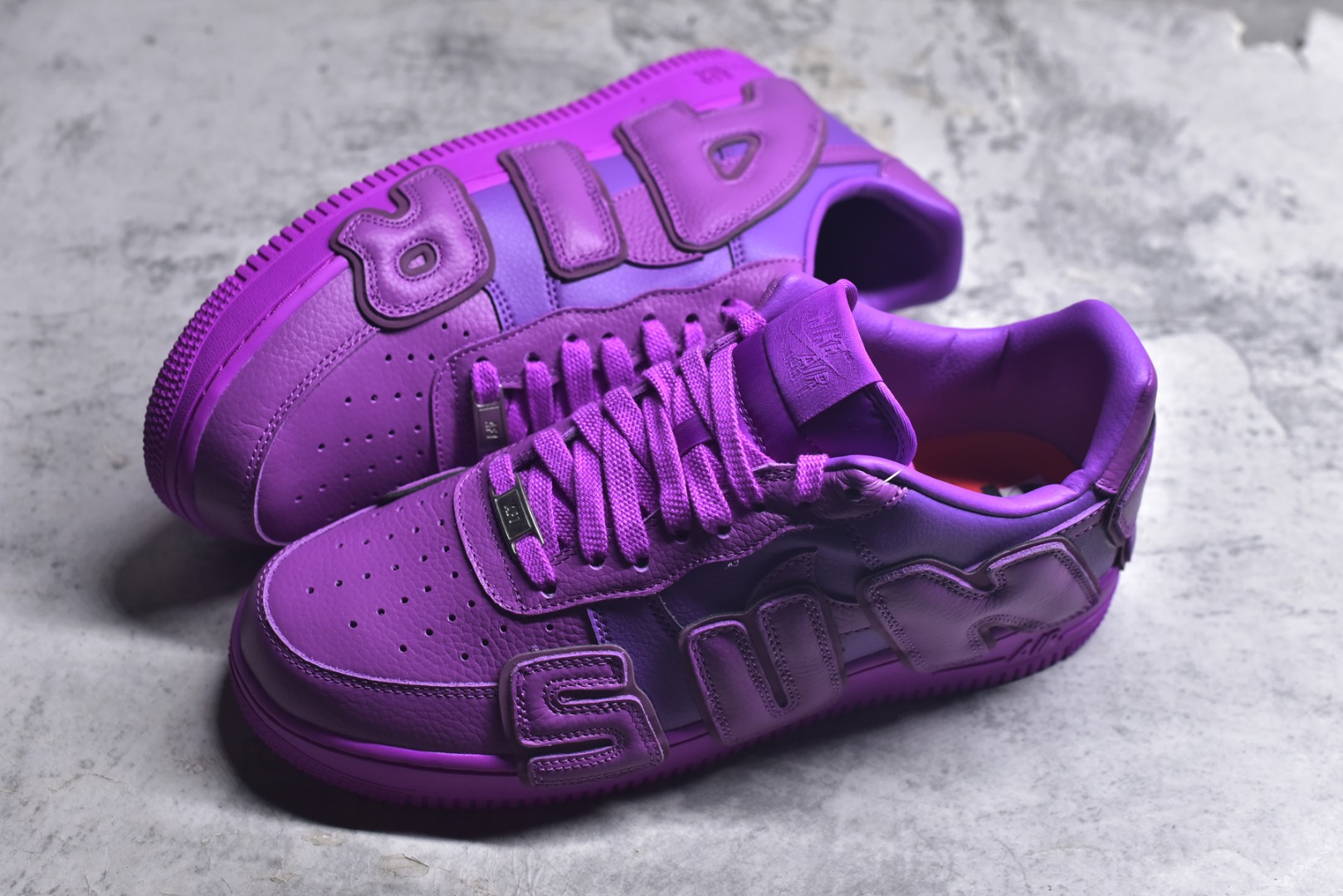 图片[7]-#CPFM x NK Air Force 1 Low 空军一号系列低帮 纯原生产线出品 市场唯一正确皮料卡色 区别其他版本 经典百搭休闲运动板鞋“联名放大补丁字母”近日，A$AP Bari 在其官方社交媒体上预告了 Cactus Plant Flea Market(CPFM) 和 Nike Air Force 1 Low 的全新配色。 #此次全新推出的紫色和苔藓绿配色，保留了原始黑白版标志性风格，均采用皮革鞋面、尼龙鞋舌、带有反光底衬的「AIR SUNSHINE」及同色 AF1 橡胶鞋底。 货号：FQ7069-500 尺码： 40 40.5 41 42 42.5 43 44 44.5 45 46 47.5 48-选品中心